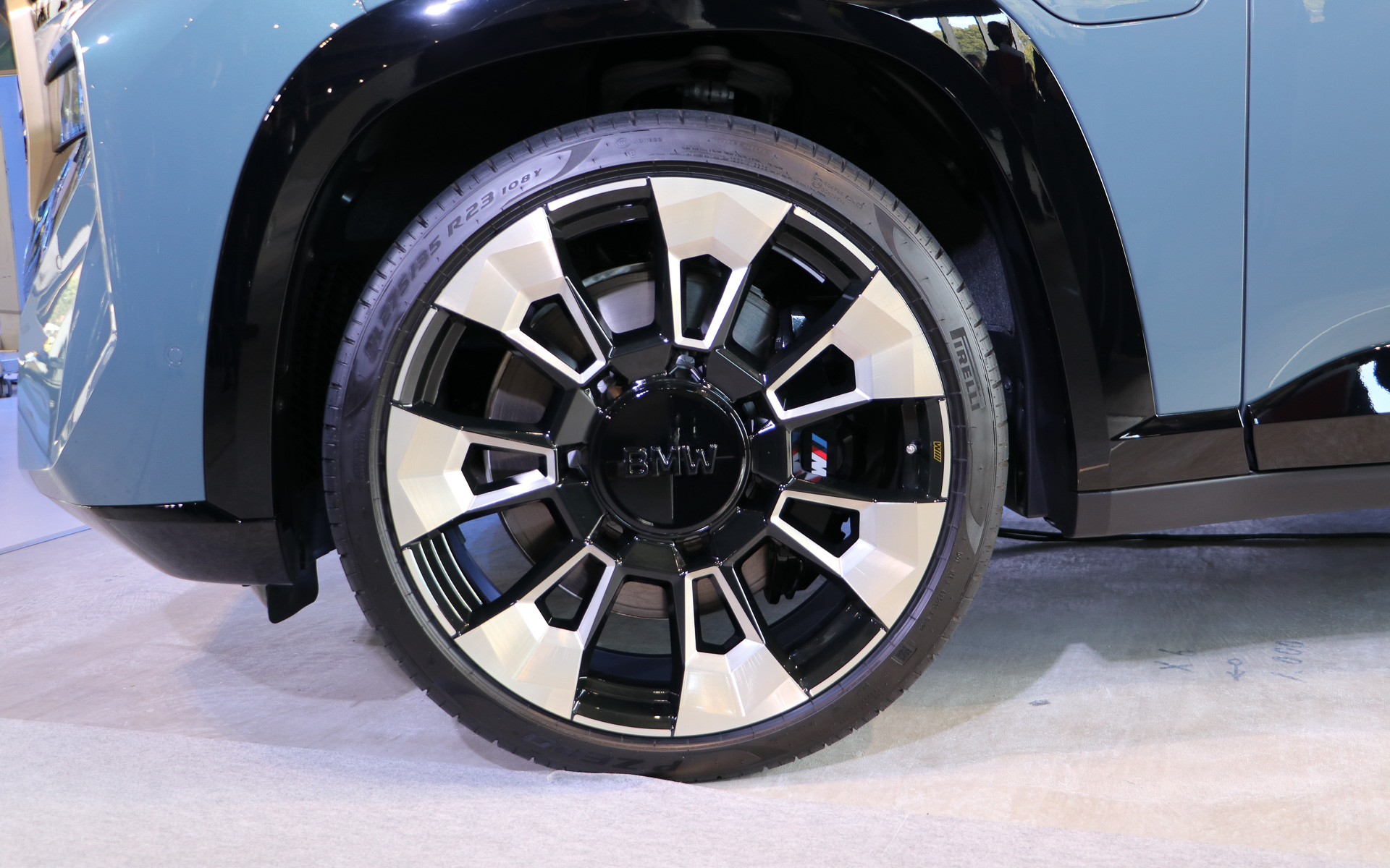 フロントタイヤのサイズは275/35R23