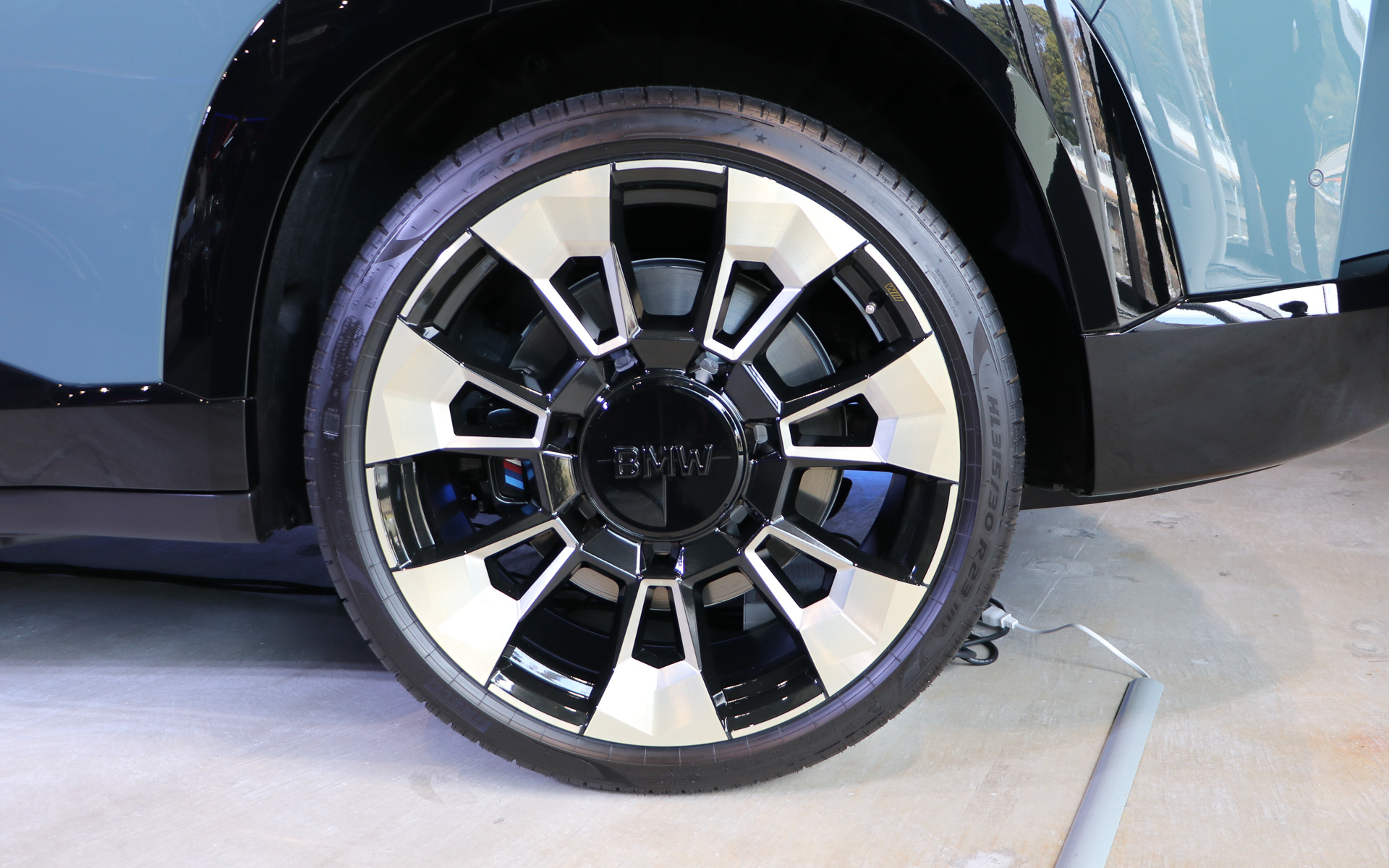 リアタイヤのサイズは315/30R23