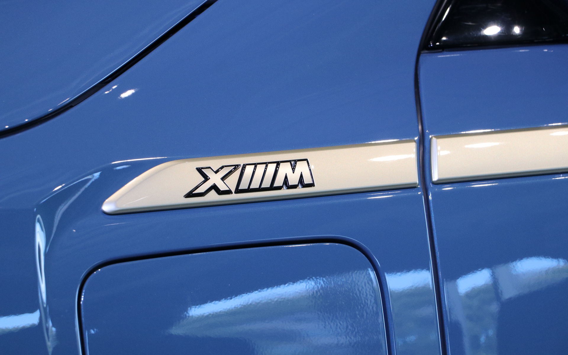 フェンダーにXMのエンブレム