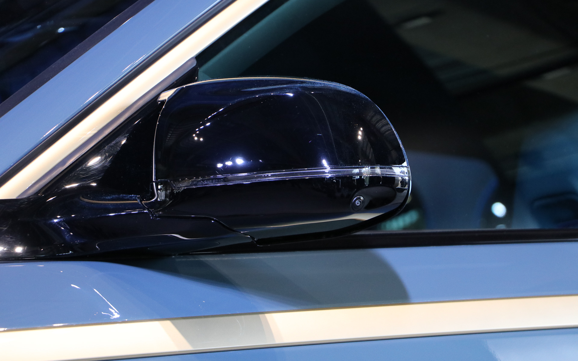 サイドミラーはブラックで引き締める