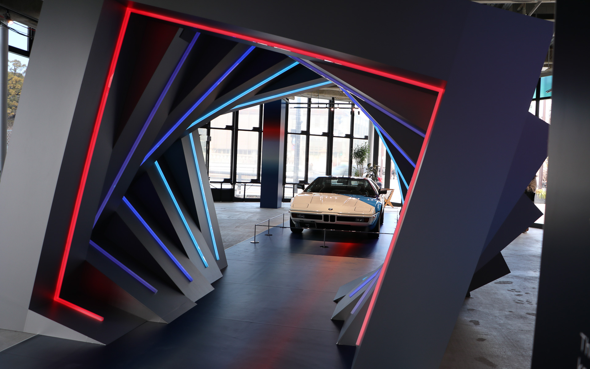 時と時をつなぐトンネルをイメージした展示