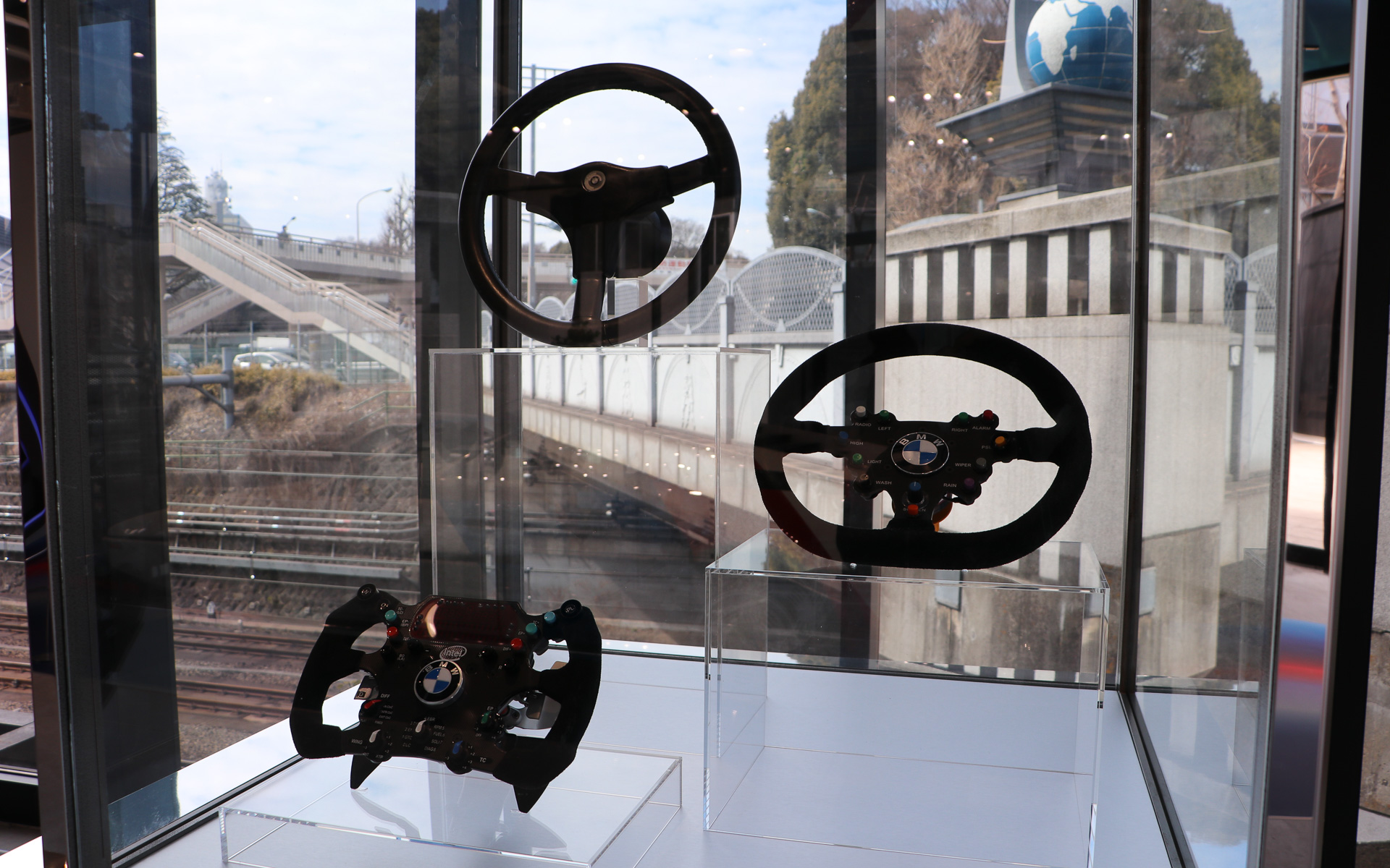 歴史を作ってきたステアリングが飾られている