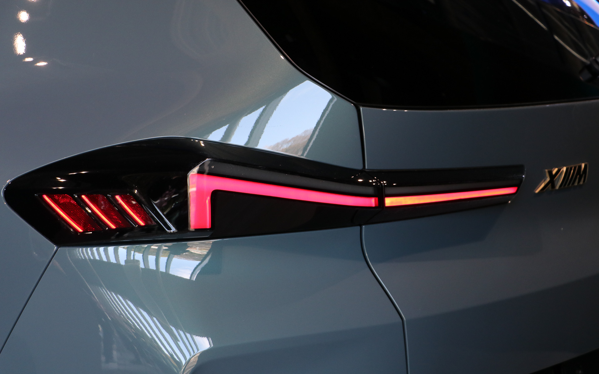 L字型のLEDテールランプ