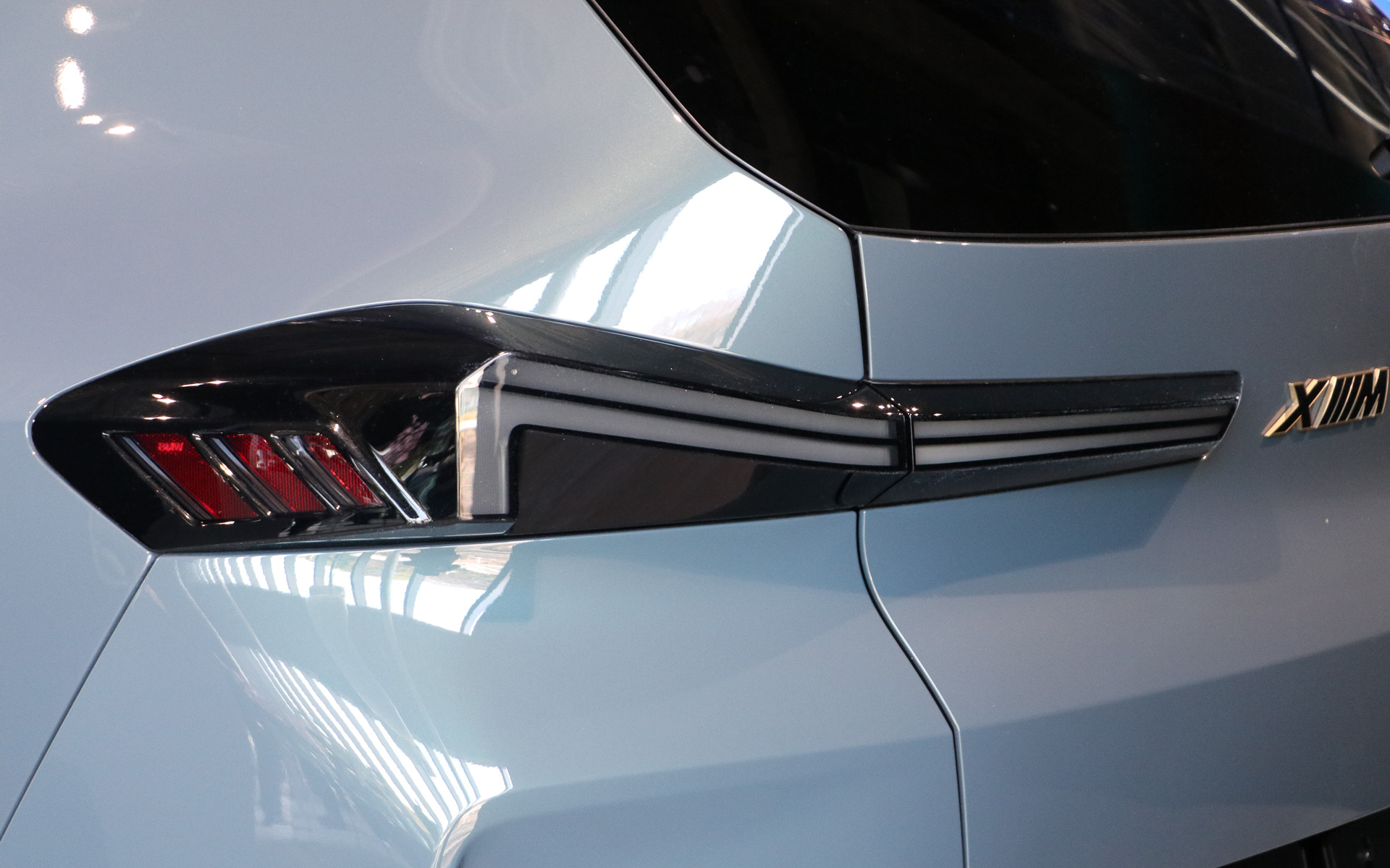 L字型のLEDテールランプ