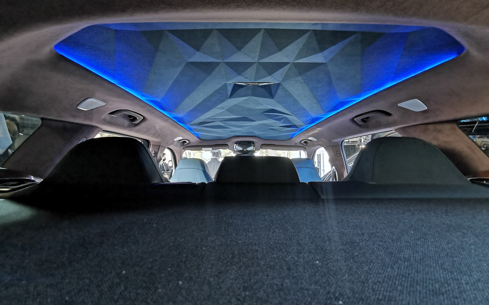 15色から選べるアンビエントライトが間接照明として照らすプリズム・ルーフ・ライニングを採用