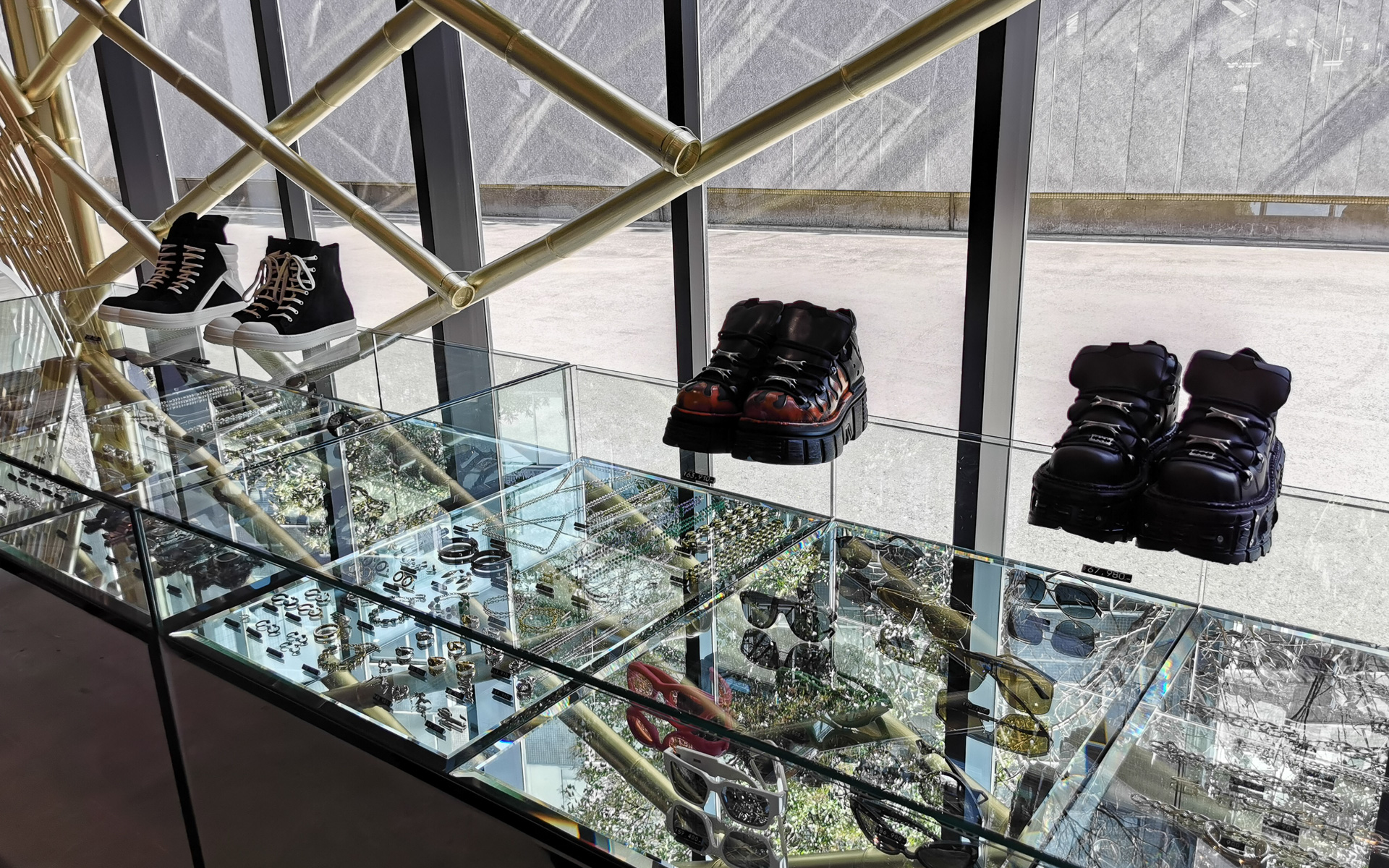 GR8のファッションアイテムがたくさん並んでいる