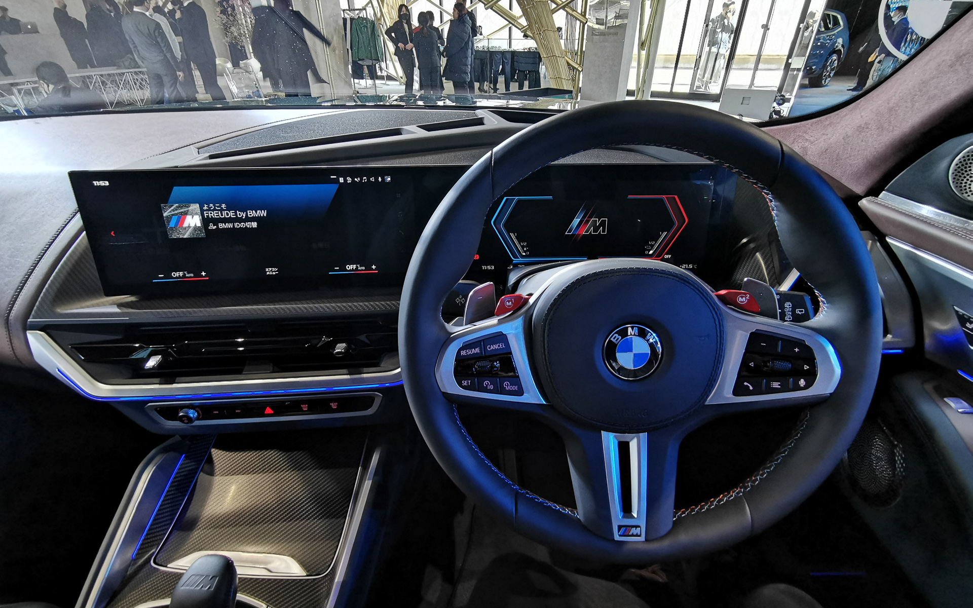 12.3インチと14.9インチのディスプレイが連なるカーブドディスプレイを搭載