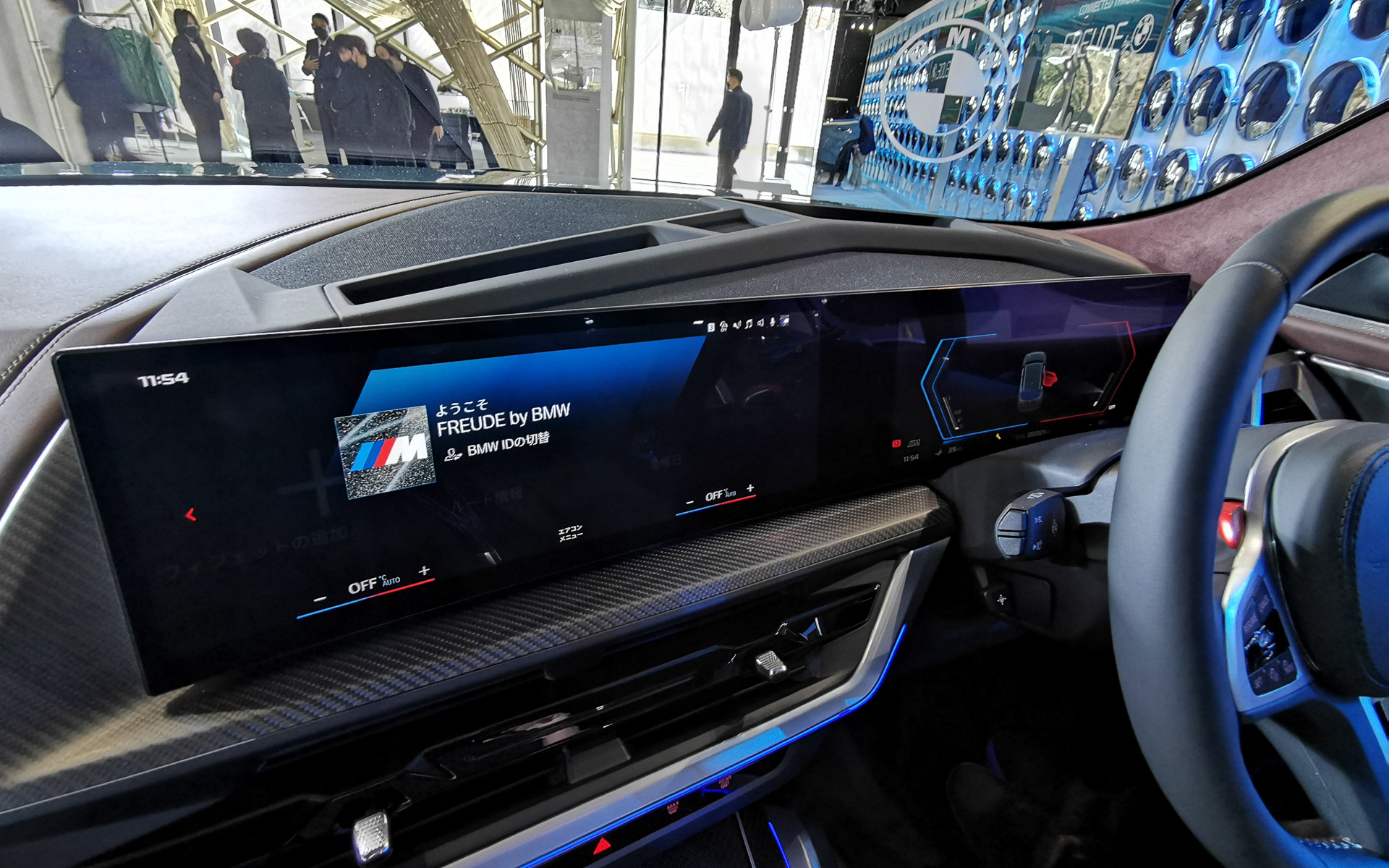 12.3インチと14.9インチのディスプレイが連なるカーブドディスプレイを搭載