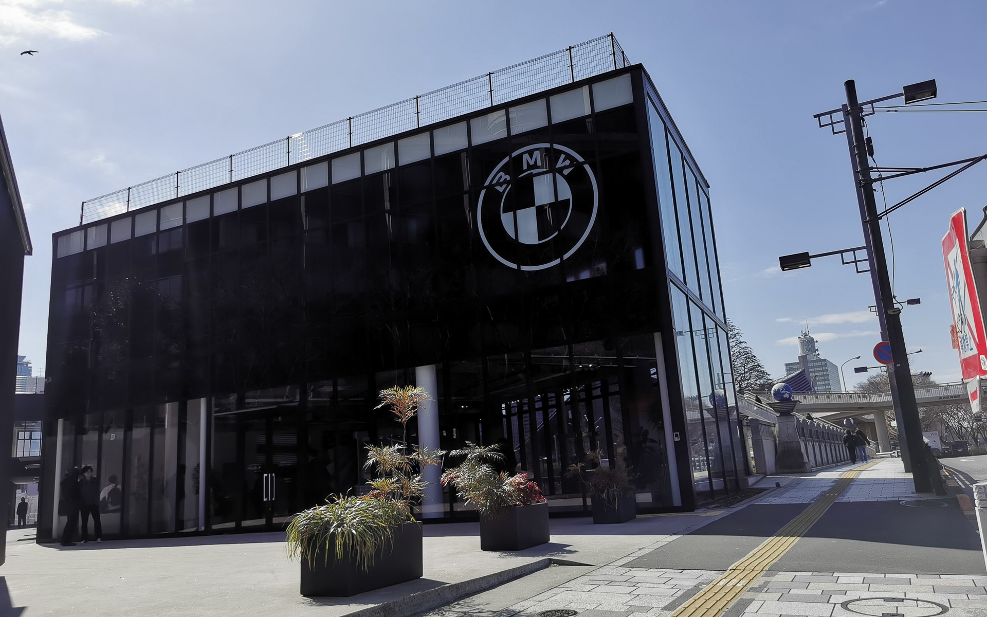 店舗の裏側にはカフェも設けられていて、バリスタとコラボレーションした特別なコーヒーを提供するほか、夜はアルコールも提供するという