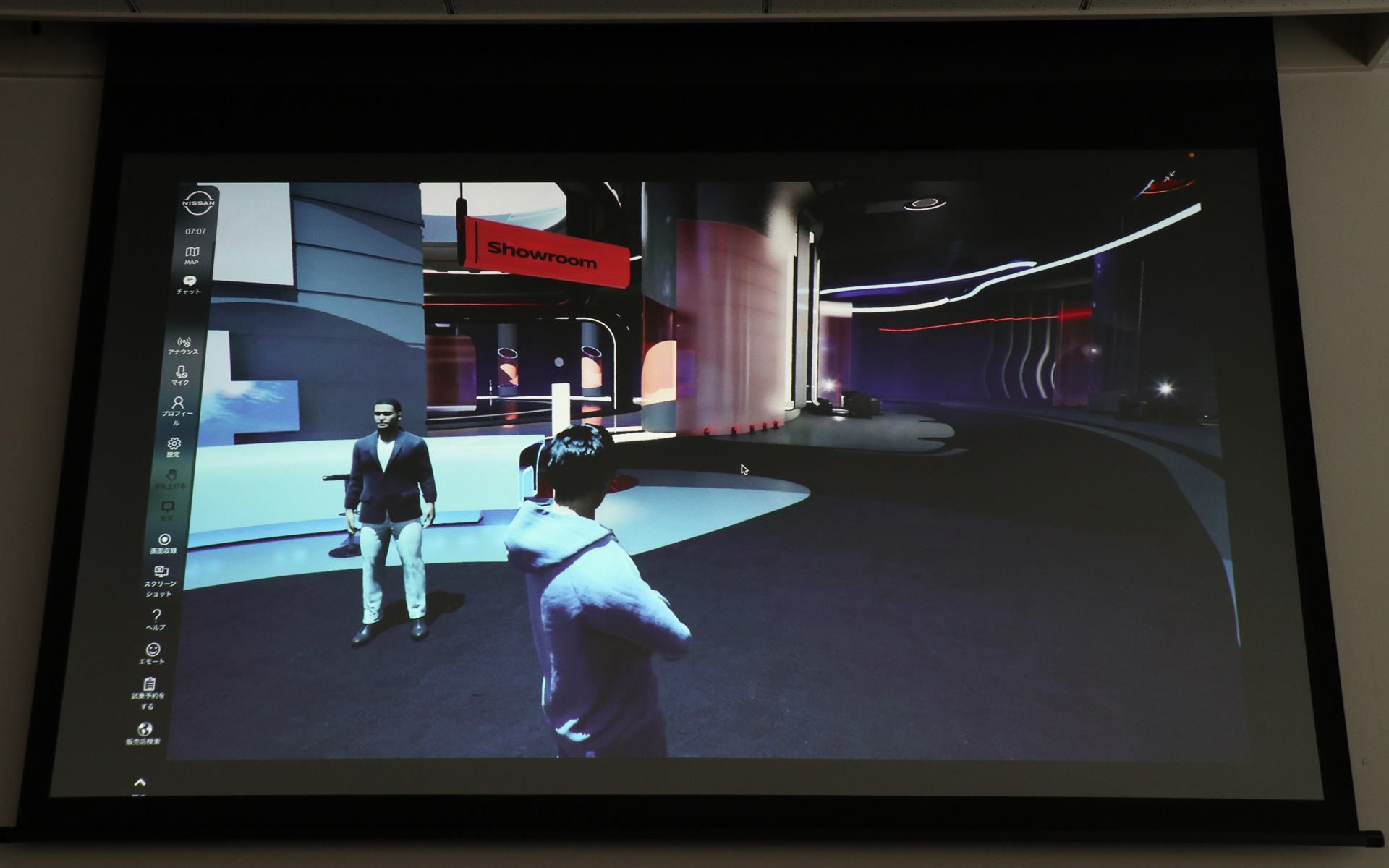 ニッサン ハイプ ラボにログインして最初にアバターが立っている「レセプション」エリア。左側にいるジャケット着用のアバターは「バーチャルスタッフ」で、操作方法の説明などを担当する。バーチャルスタッフの対応言語は日本語のみ