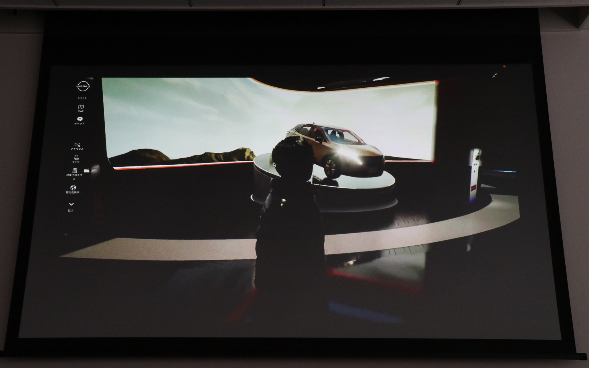 ニッサン ハイプ ラボの中央にあるメインエリアの「ショールーム」には、3Dモデルで再現された「エクストレイル」「フェアレディZ」「サクラ」「アリア」の4台を展示