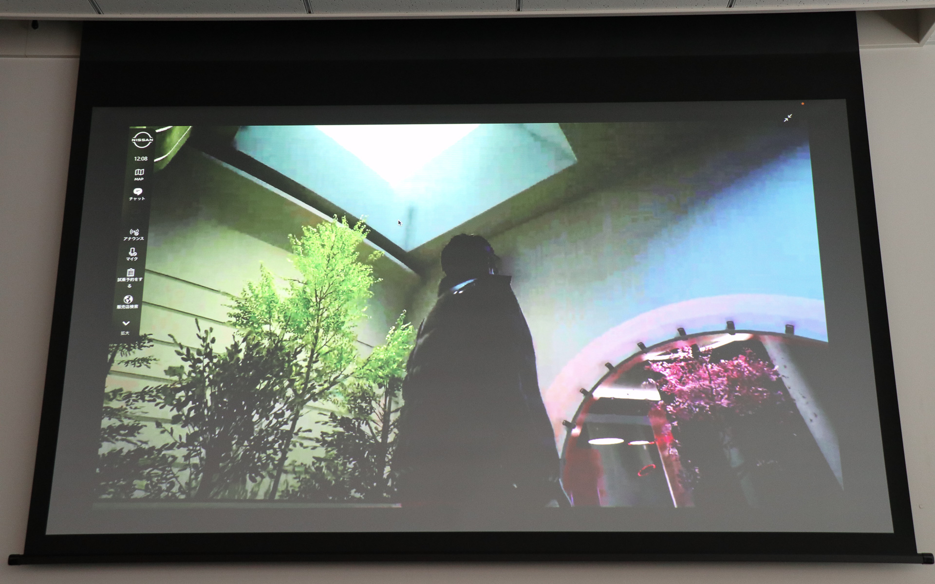 ニッサン ハイプ ラボは歩きまわるだけでも楽しめるよう、近未来をイメージした空間演出を採用。「パーソナルルーム」に隣接する一帯は軽自動車のバッテリEV・サクラをモチーフに、室内空間ながら桜吹雪が舞い散るメタバースならではの演出が行なわれている