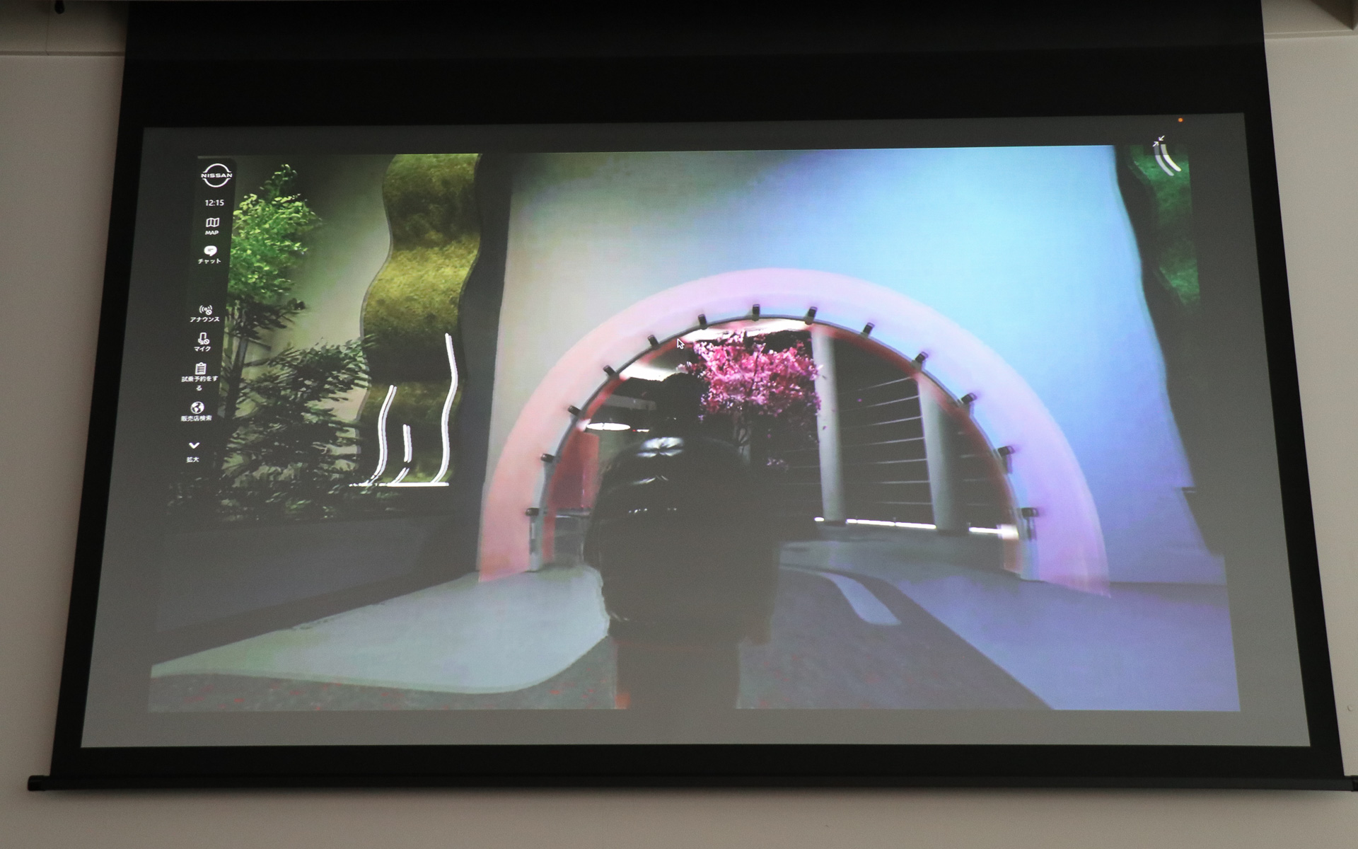 ニッサン ハイプ ラボは歩きまわるだけでも楽しめるよう、近未来をイメージした空間演出を採用。「パーソナルルーム」に隣接する一帯は軽自動車のバッテリEV・サクラをモチーフに、室内空間ながら桜吹雪が舞い散るメタバースならではの演出が行なわれている