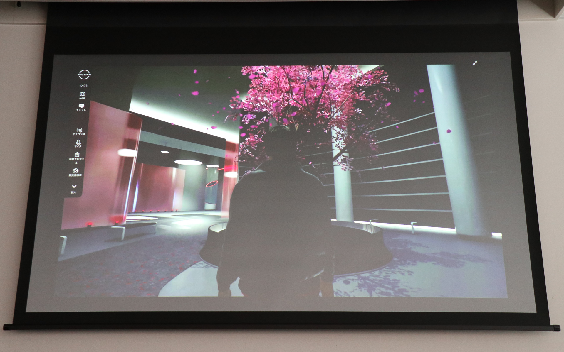 ニッサン ハイプ ラボは歩きまわるだけでも楽しめるよう、近未来をイメージした空間演出を採用。「パーソナルルーム」に隣接する一帯は軽自動車のバッテリEV・サクラをモチーフに、室内空間ながら桜吹雪が舞い散るメタバースならではの演出が行なわれている