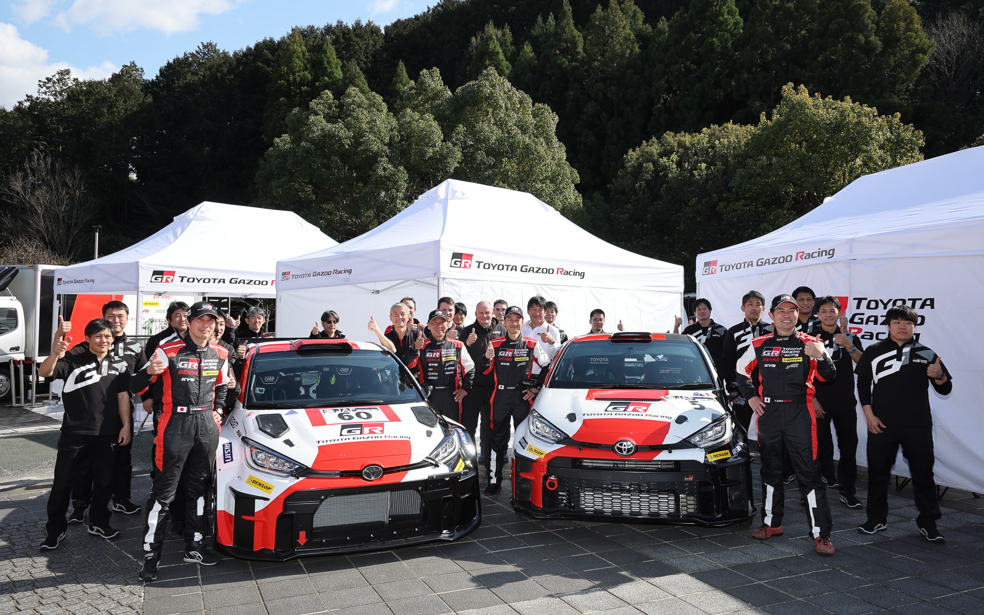 左がGRヤリス ラリー2、右がJN1のGRヤリス。ラジエータ開口部など大きく変わっている