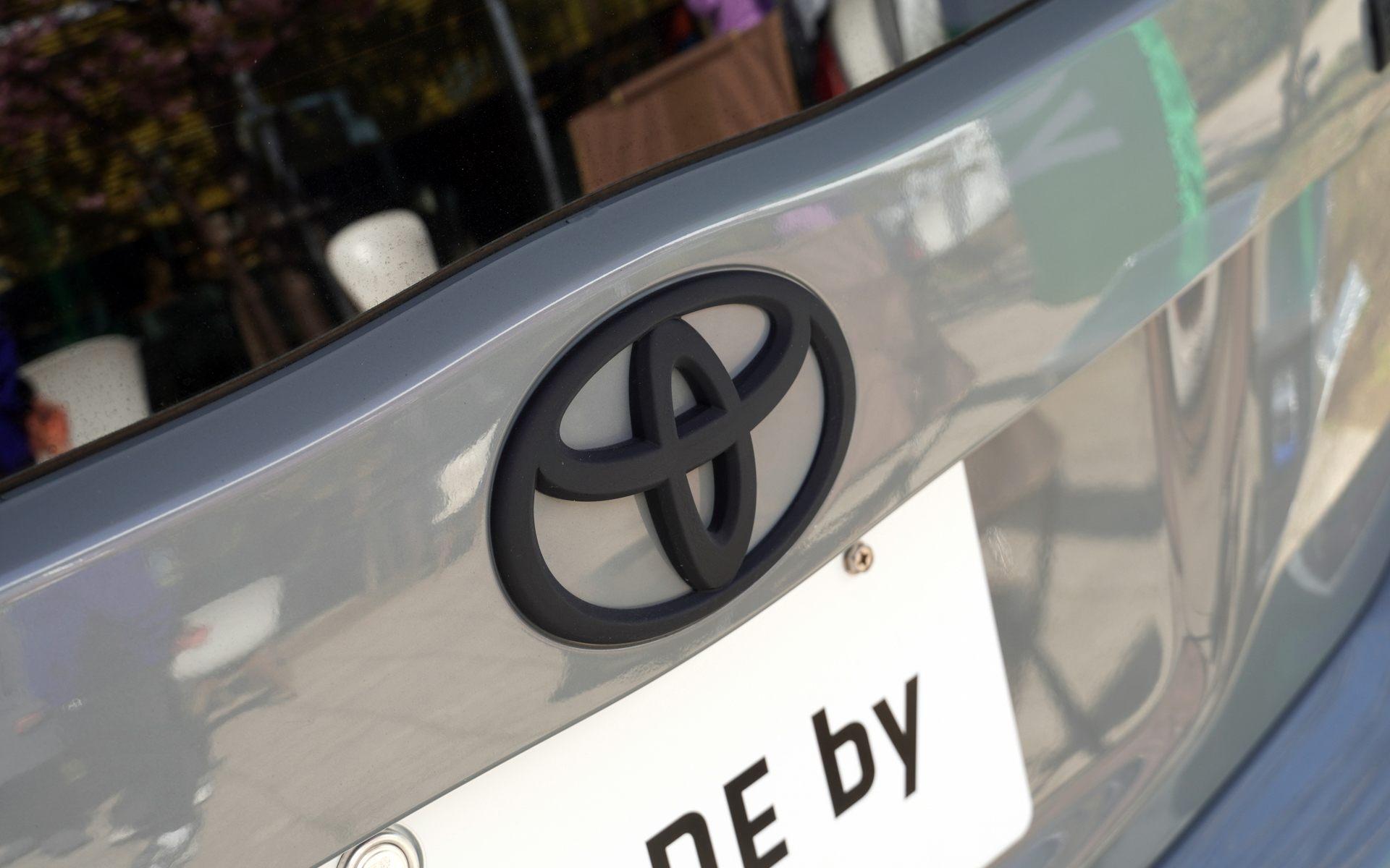 リアのエンブレムもつや消しブラック