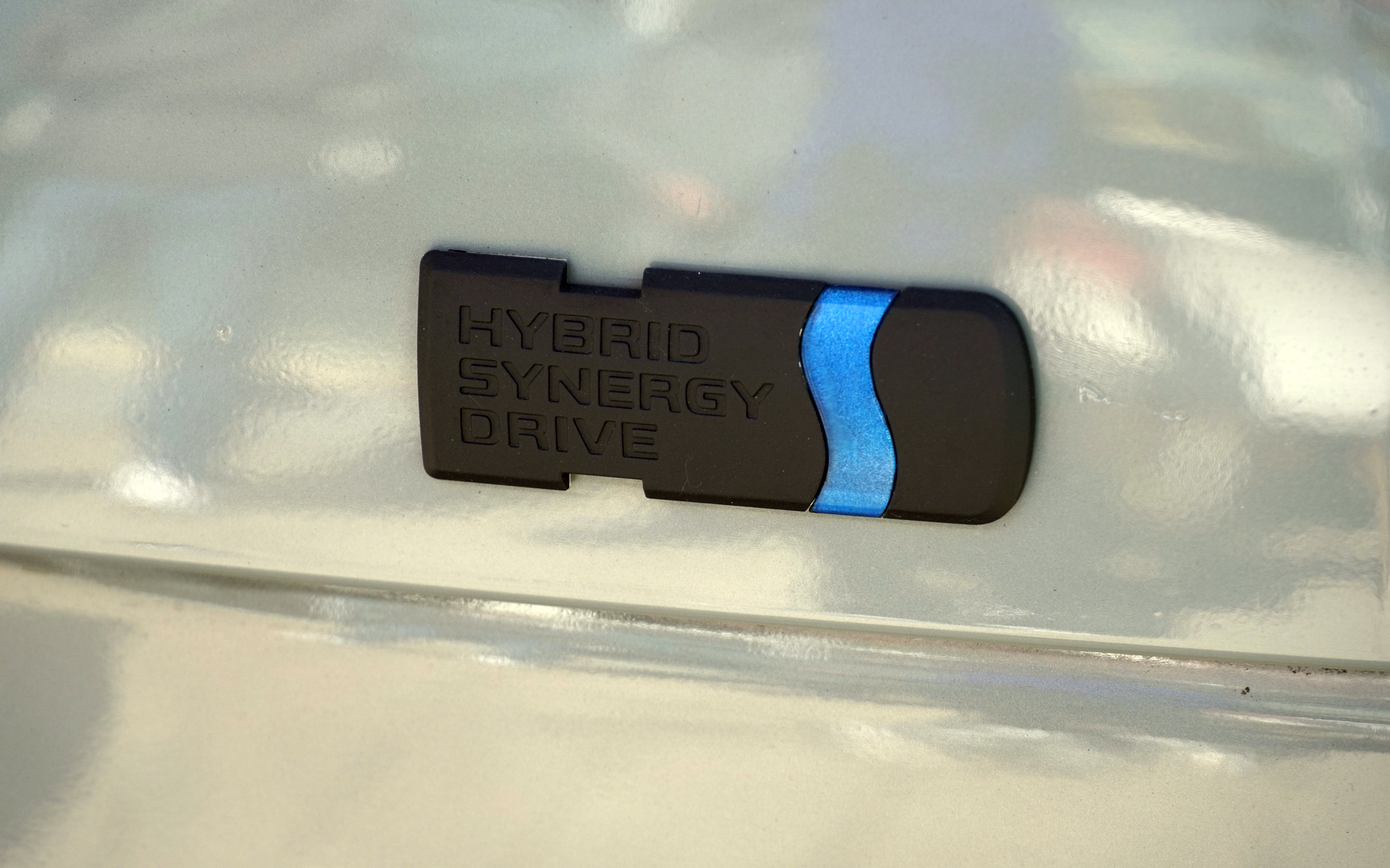 ハイブリッド車のエンブレムもブラックで仕上げた