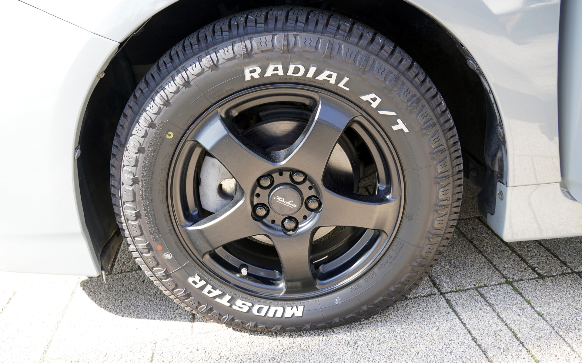 タイヤはオールテレーンタイプを装着