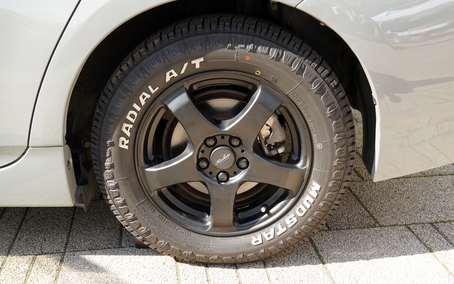 タイヤはオールテレーンタイプを装着