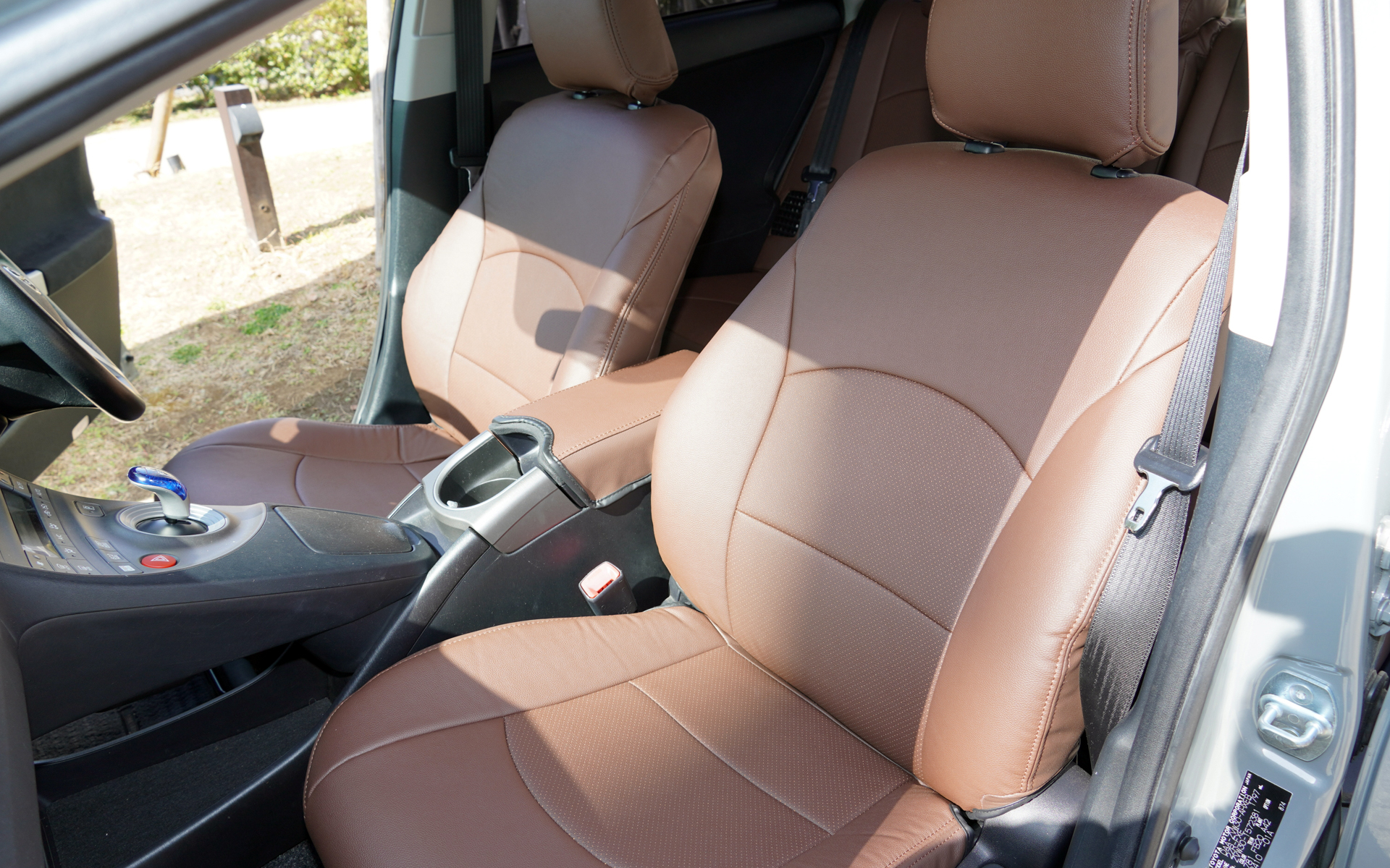 各席のレザーシート