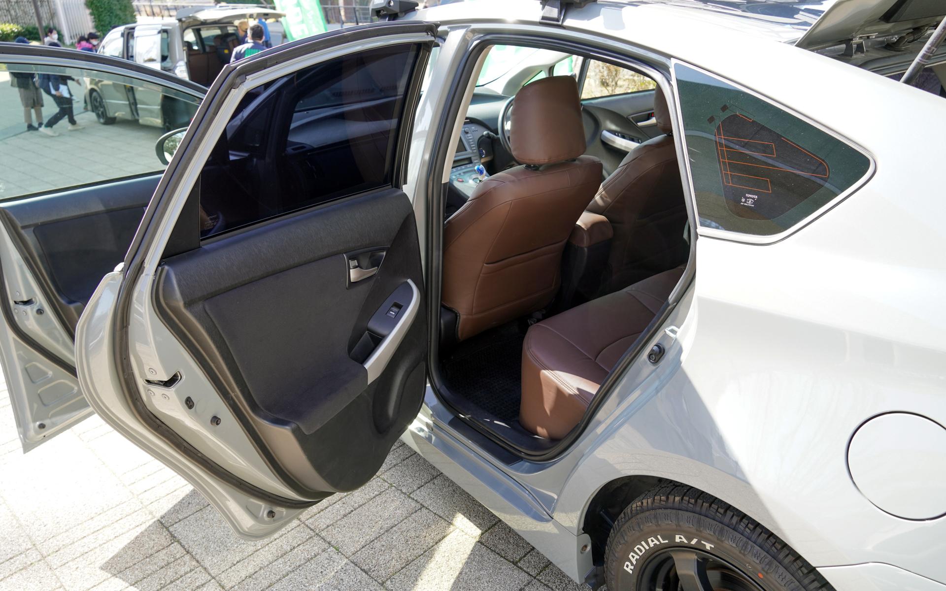 アーバネイチャーグレーで全塗装し、ドア内まですべて同色で仕上げてある高品質なもの