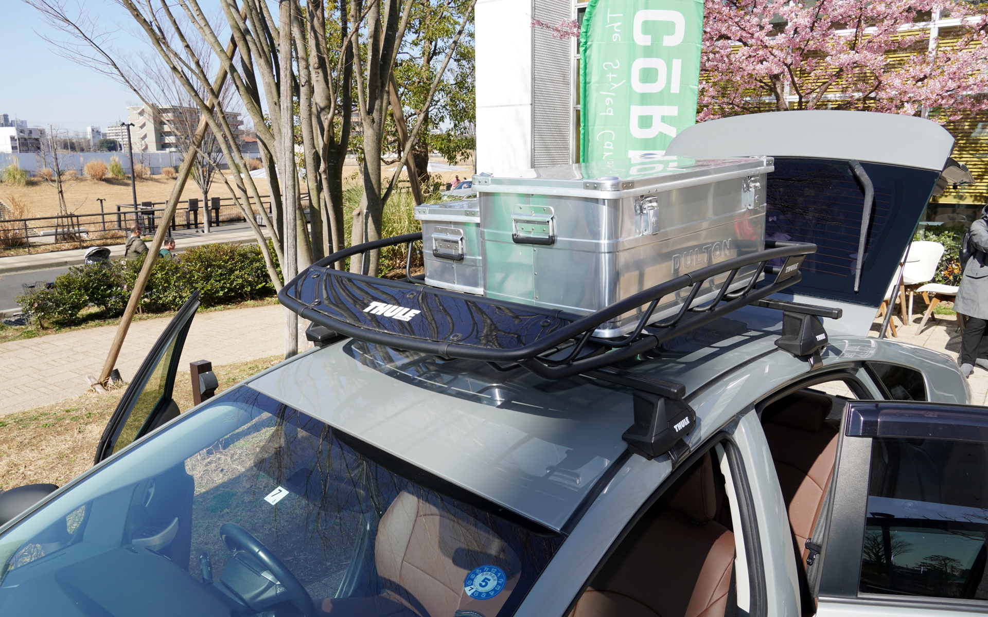 キャリアは「THULE」の859XTルーフキャリア