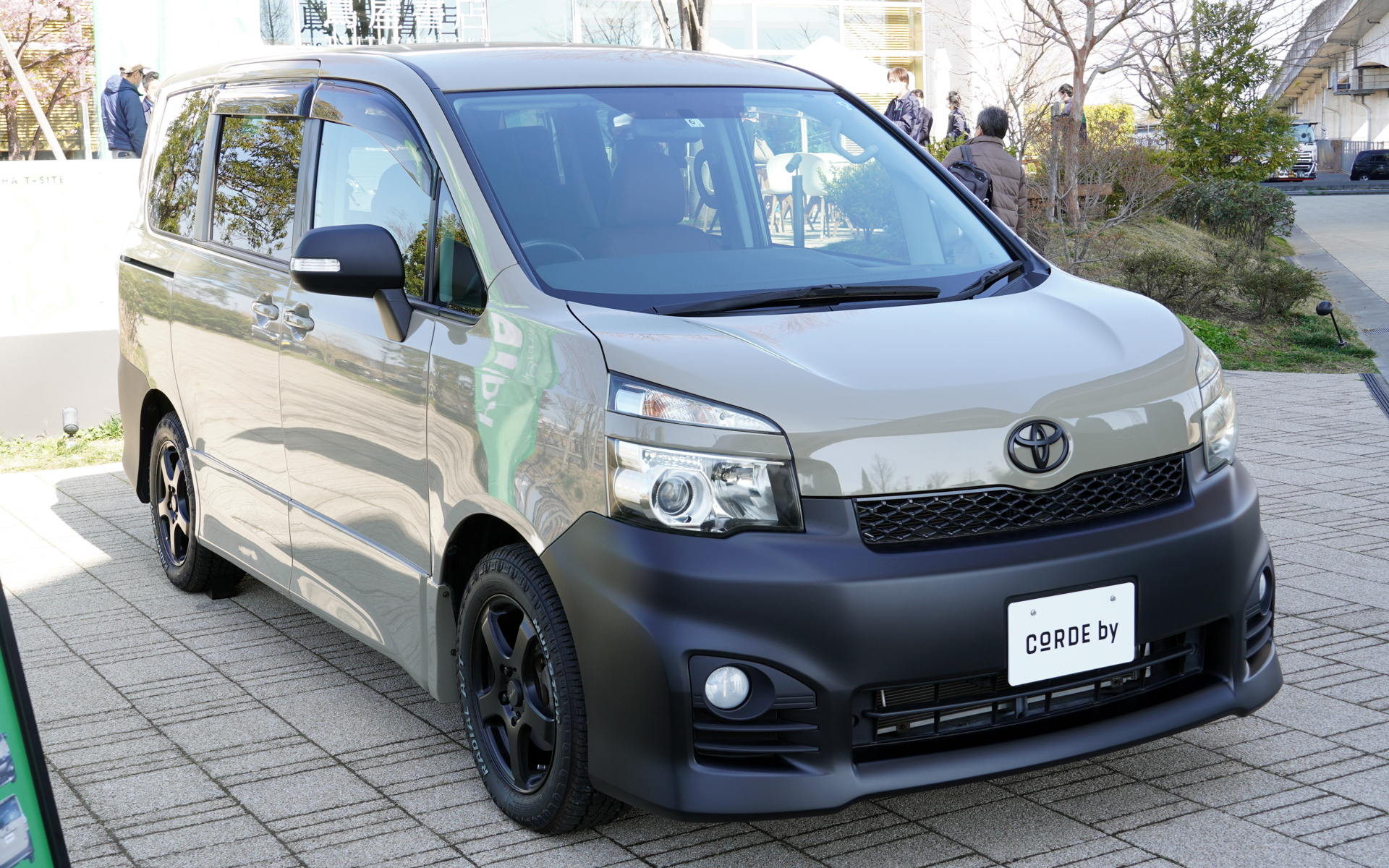 カラーは都市では優しさ、自然の中では力強さを感じられる「アーバネイチャーベージュ」