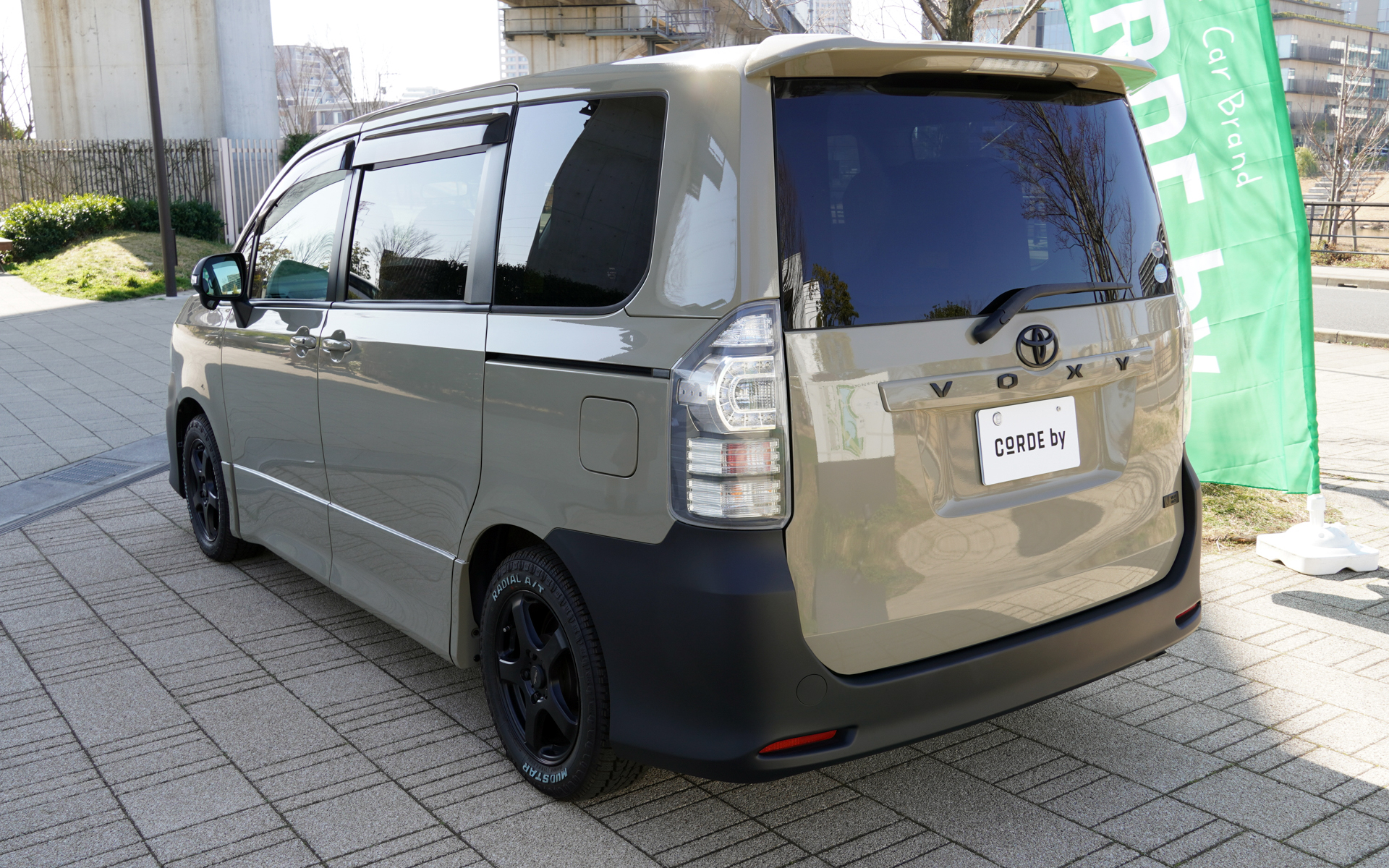 カラーは都市では優しさ、自然の中では力強さを感じられる「アーバネイチャーベージュ」