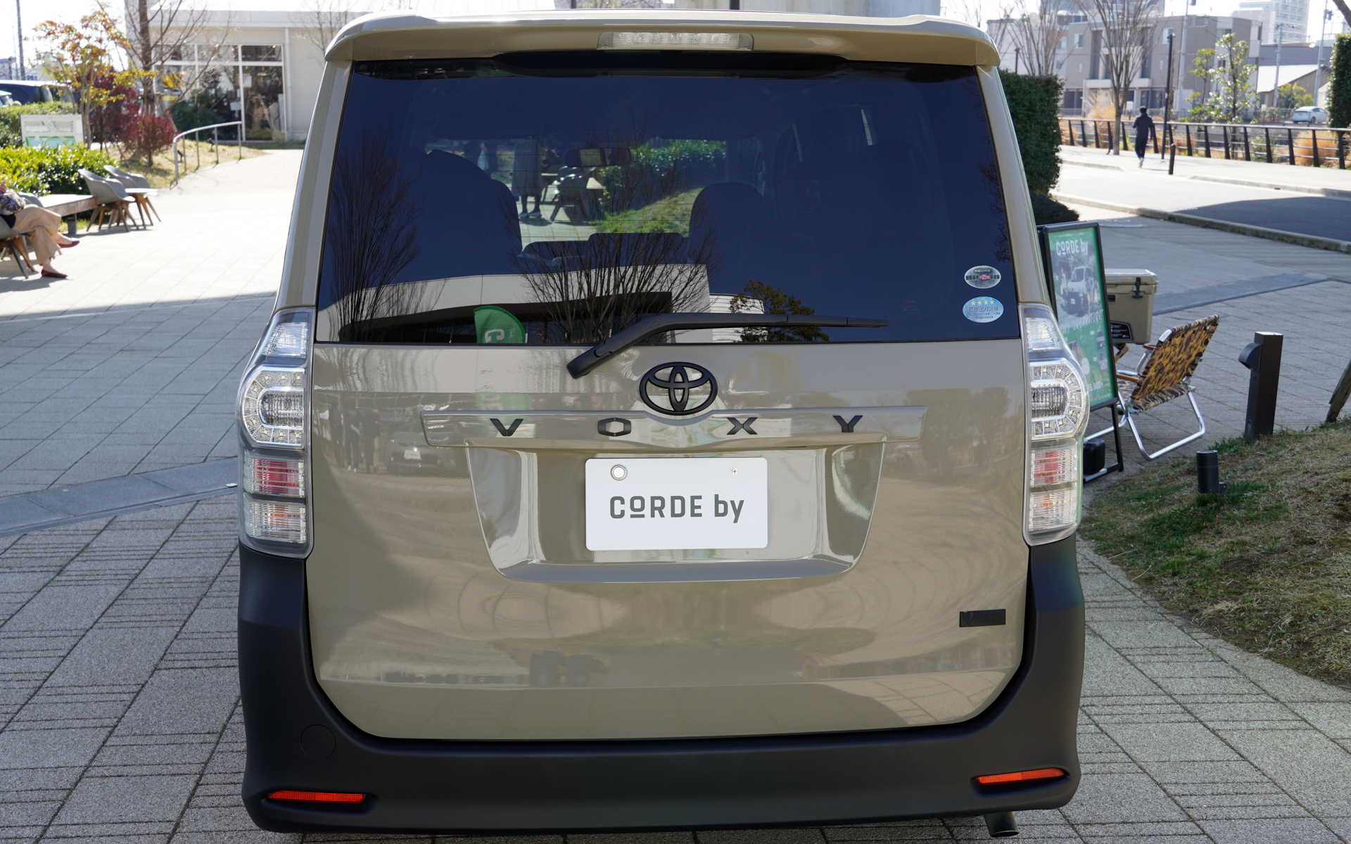 カラーは都市では優しさ、自然の中では力強さを感じられる「アーバネイチャーベージュ」