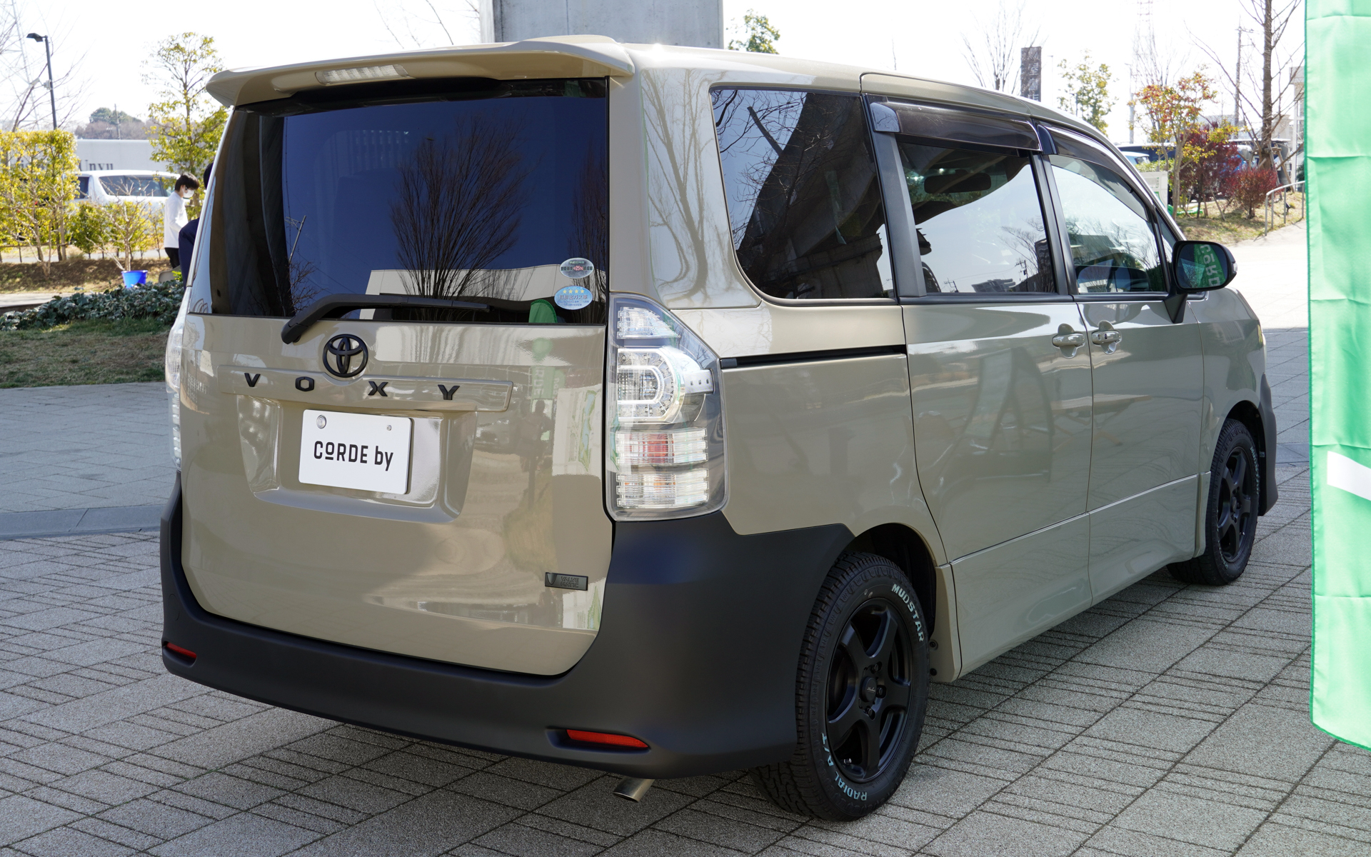 カラーは都市では優しさ、自然の中では力強さを感じられる「アーバネイチャーベージュ」