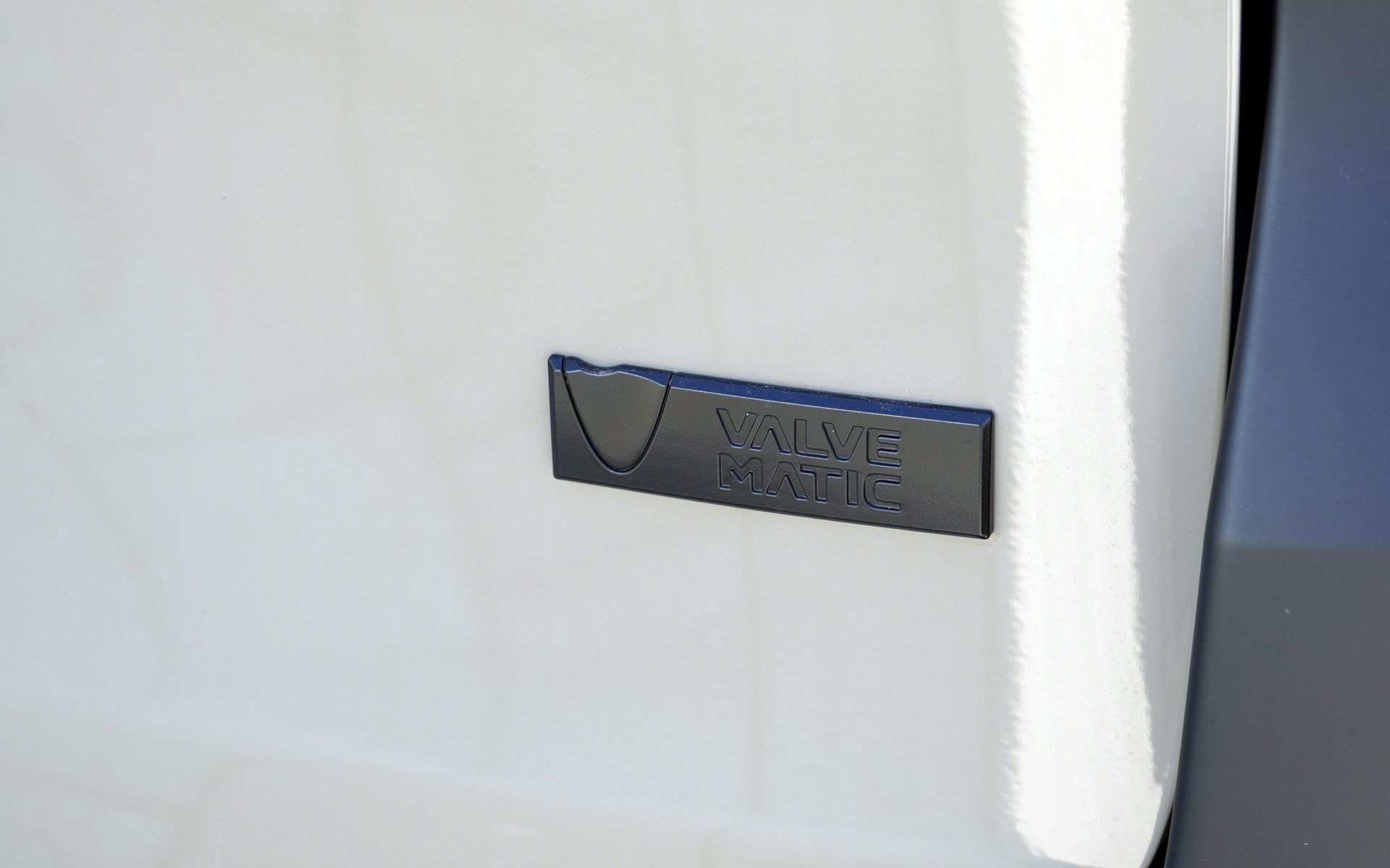 リアのエンブレムもつや消しブラック