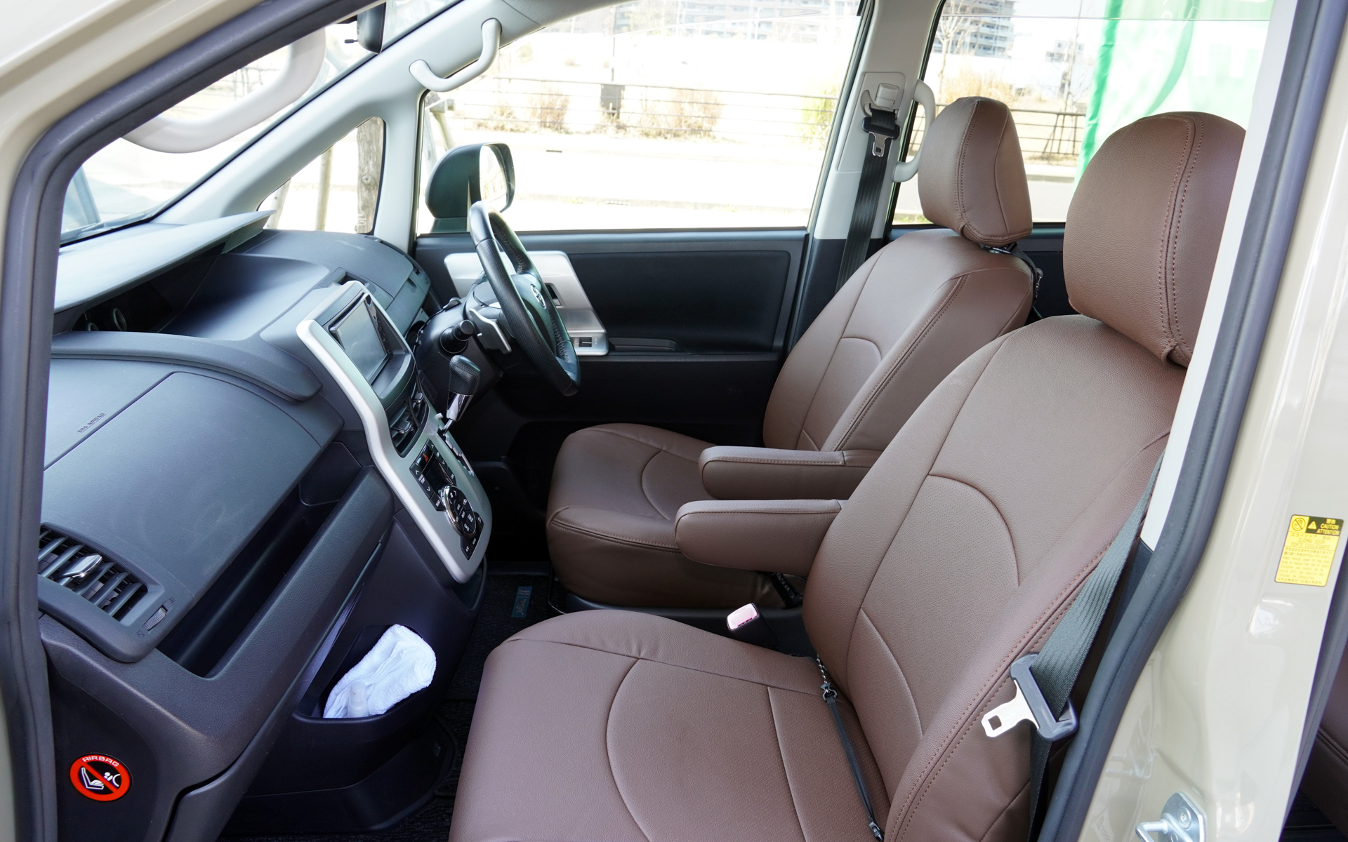 インテリアはダークブラウンのレザーシート