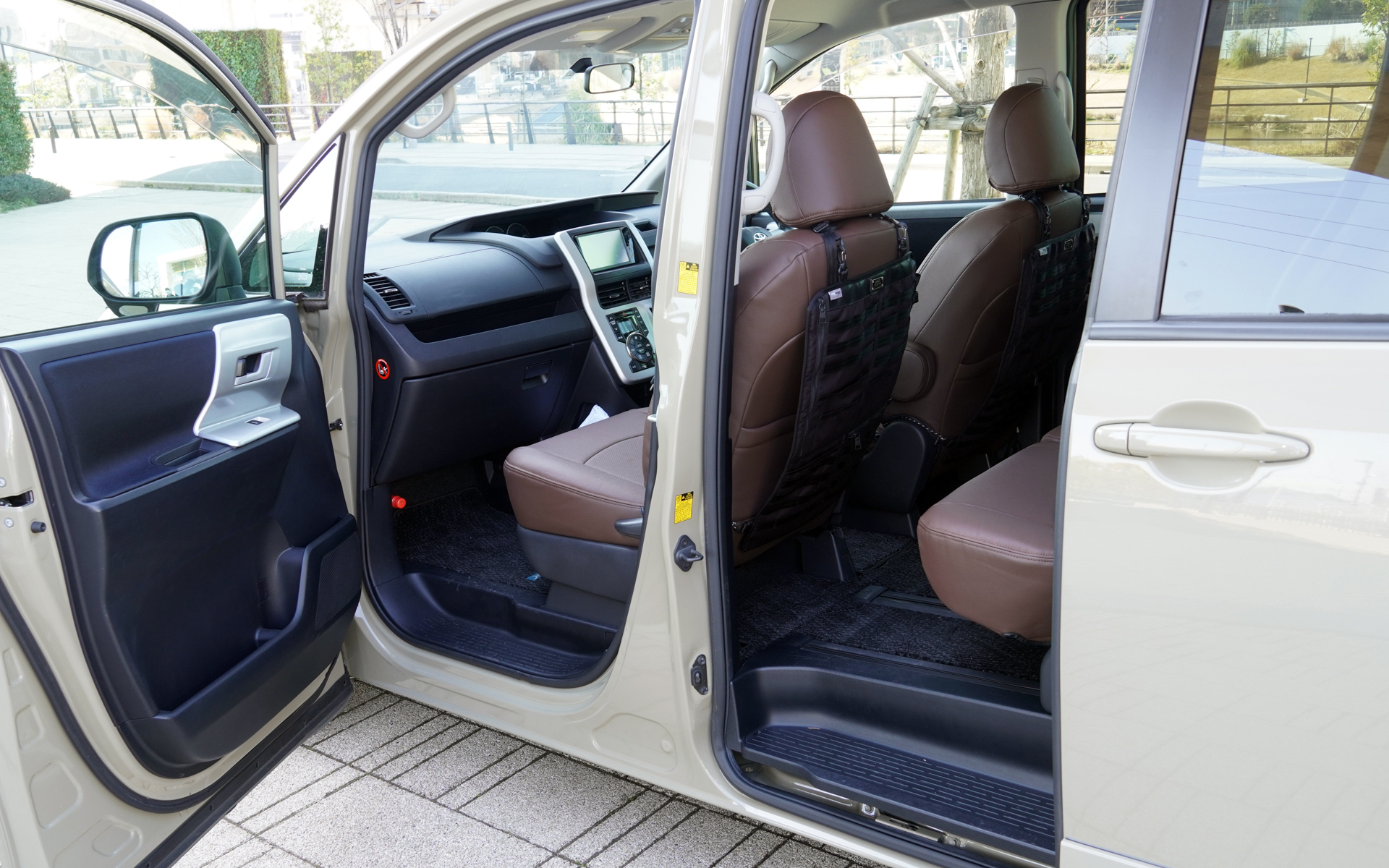 ヴォクシーもドア内側やスライドドアレールまわりまですべてボディ同色で塗装されている