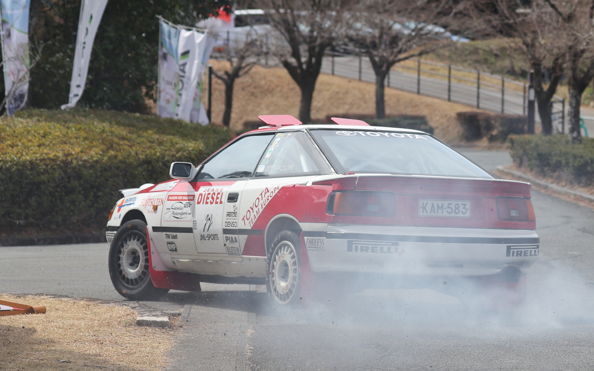 激しくスピンターンを繰り返す