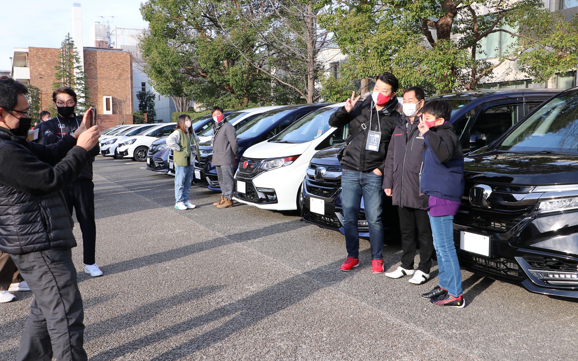 サインや写真撮影にも笑顔で対応