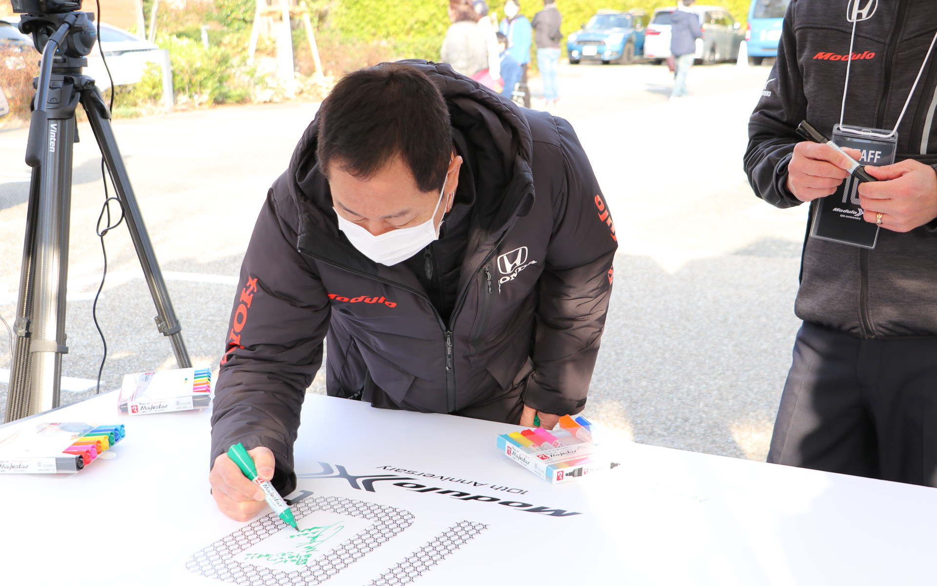 土屋圭市氏は寄せ書きボードに「皆さんありがとうございます！」と感謝を記入