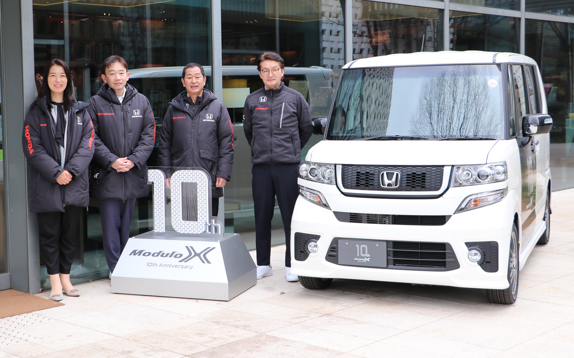 左からカーライフ・ジャーナリストのまるも亜希子氏、Modulo X完成車性能担当 湯沢峰司氏、Modulo X開発アドバイザー 土屋圭市氏、Modulo X開発統括 福田正剛氏。そして最初のModulo Xとなる「N-BOX Modulo X」