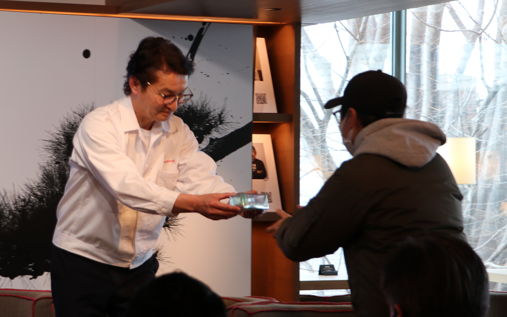 トークショーの最後には抽選会も実施。Modulo Xグッズや発売前のラジコン、土屋圭市氏が持参したミニカーなどがプレゼントされた