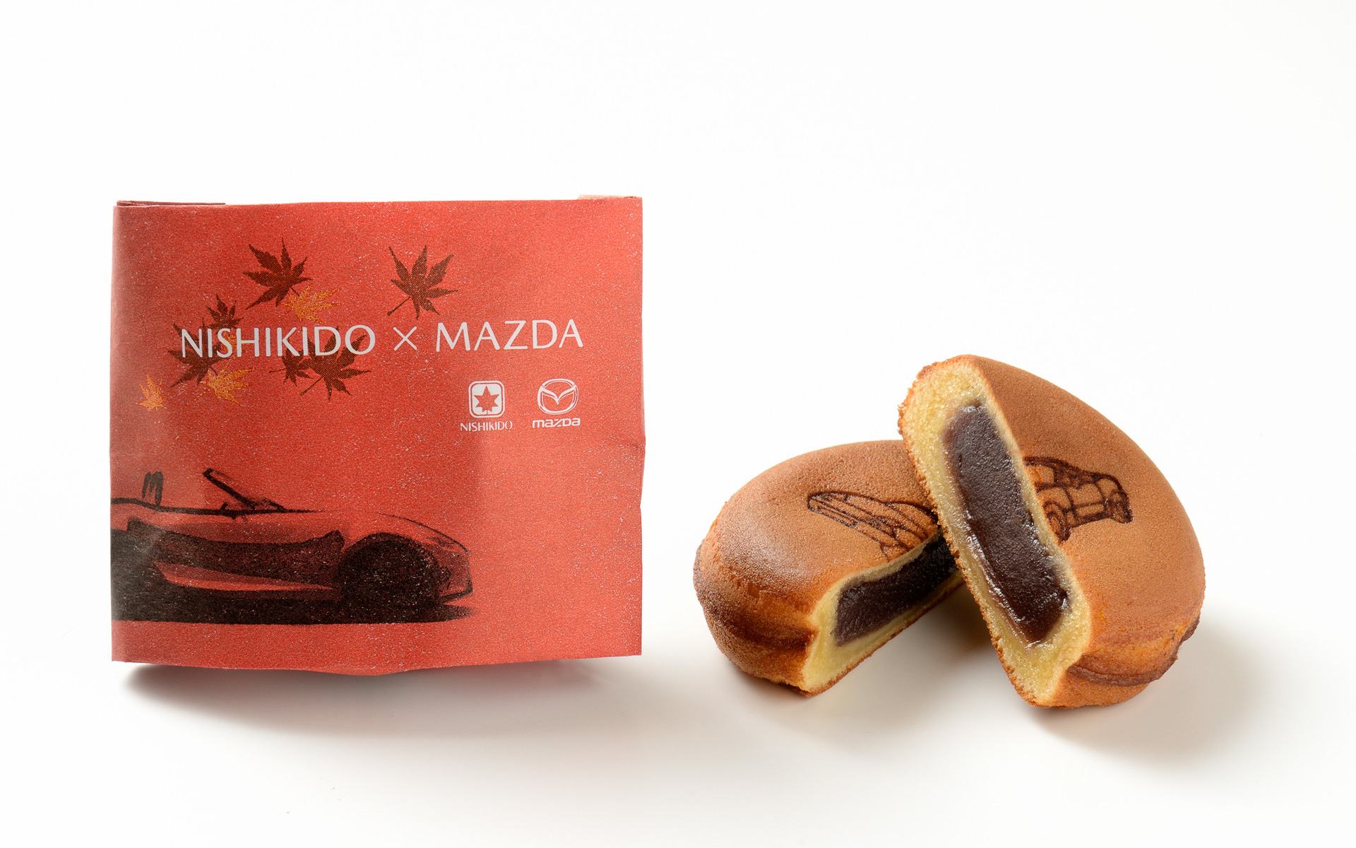 北海道産小豆で作ったこし餡を広島県産の米粉を使用した生地で包んでいる