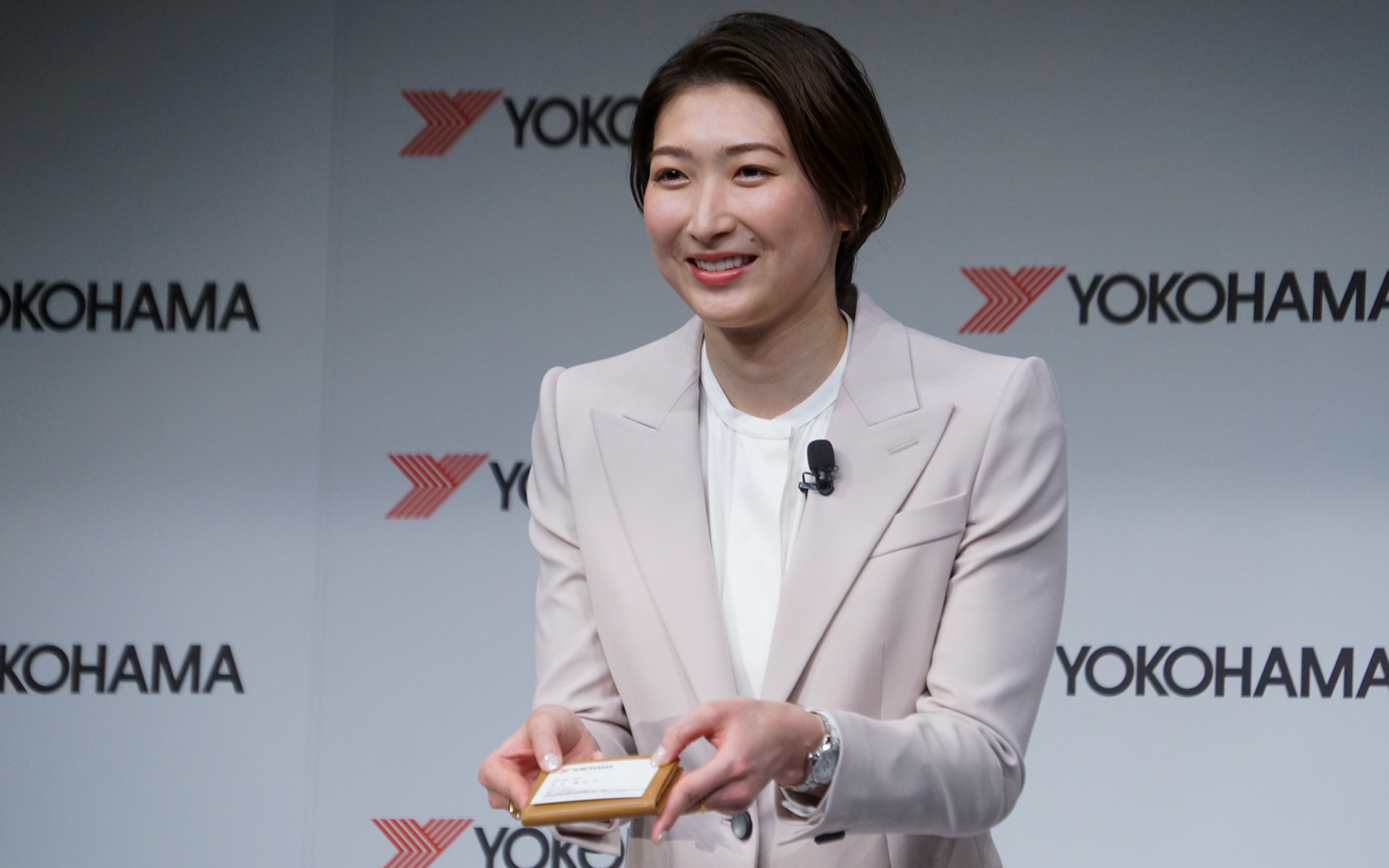 名刺交換の作法を教わった池江選手