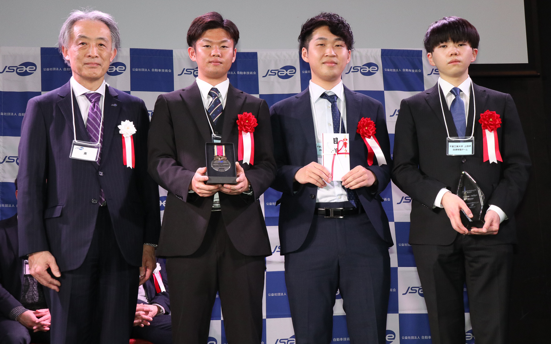 千葉工業大学 上田研 自律移動チームには日本自動車工業会会長賞のメダルも授与された