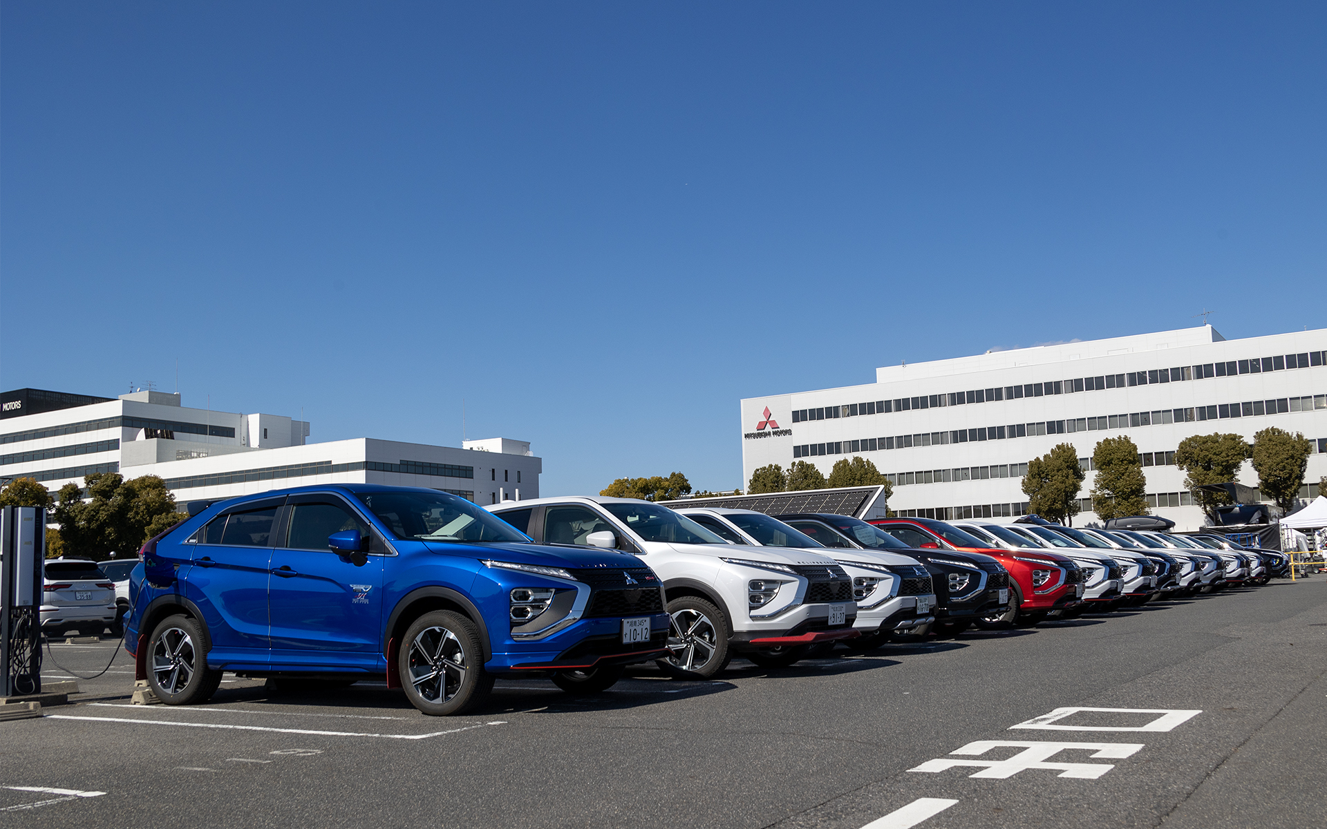 場内は駐車区画ごとに充電設備が設けられている。利用は無料