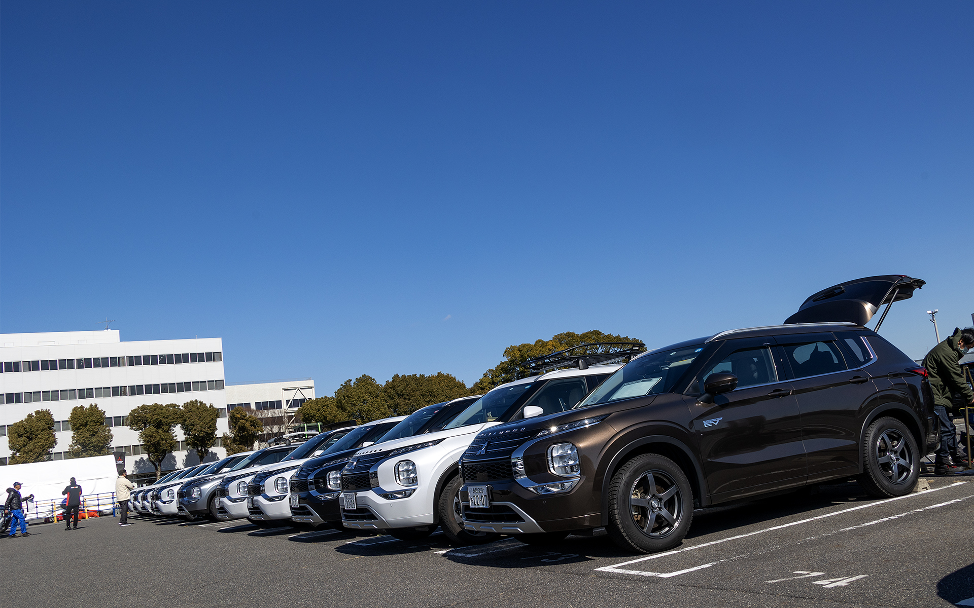 珍しいカラーのクルマも来ていたし、社外ホイールに交換するなどカスタマイズを楽しんでいるクルマもいたので、駐車場を歩くだけでも楽しめた