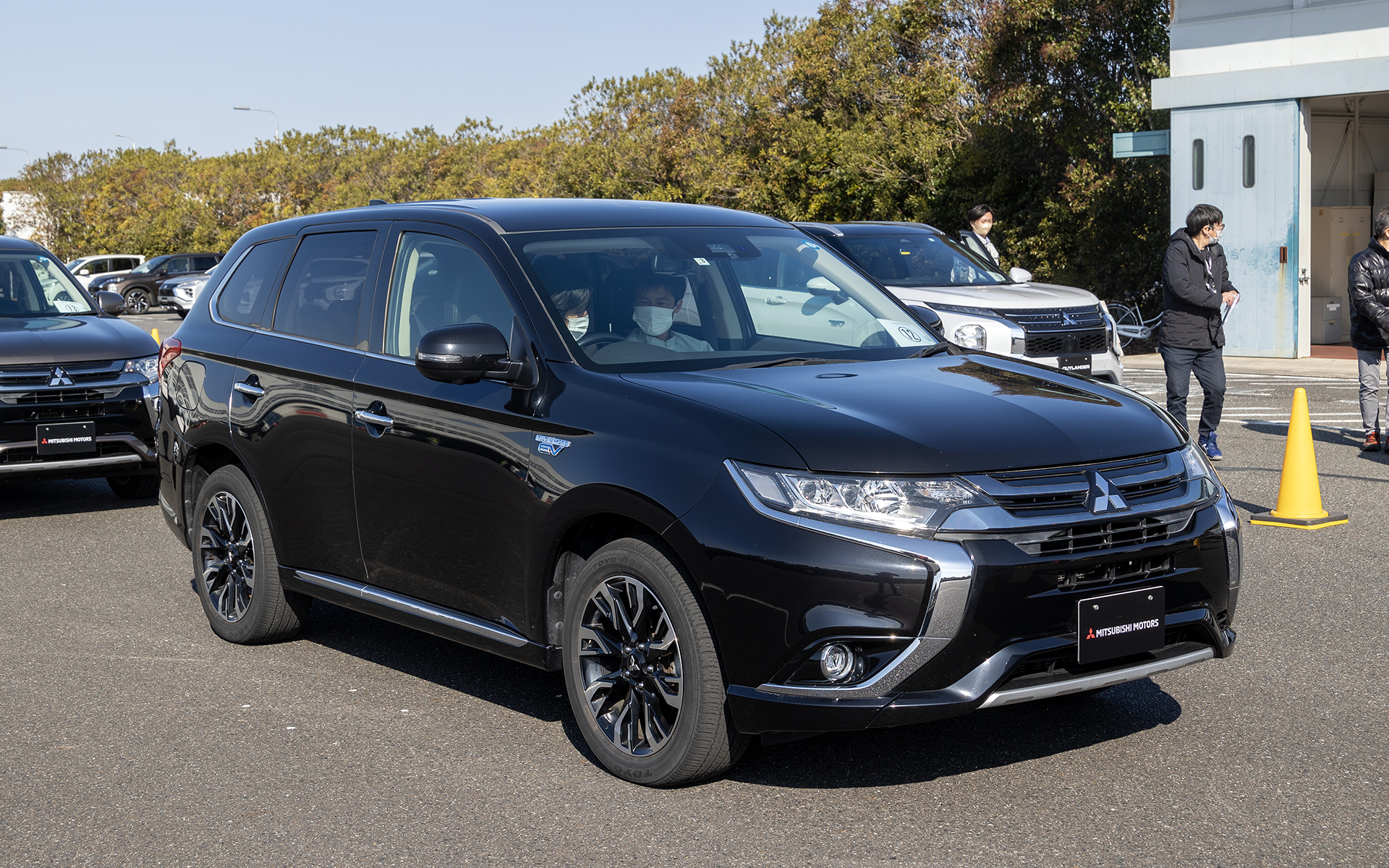 前モデルのアウトランダーPHEV。2016年にマイナーチェンジされてダイナミックシールドの採用と2.4リッターエンジンを追加