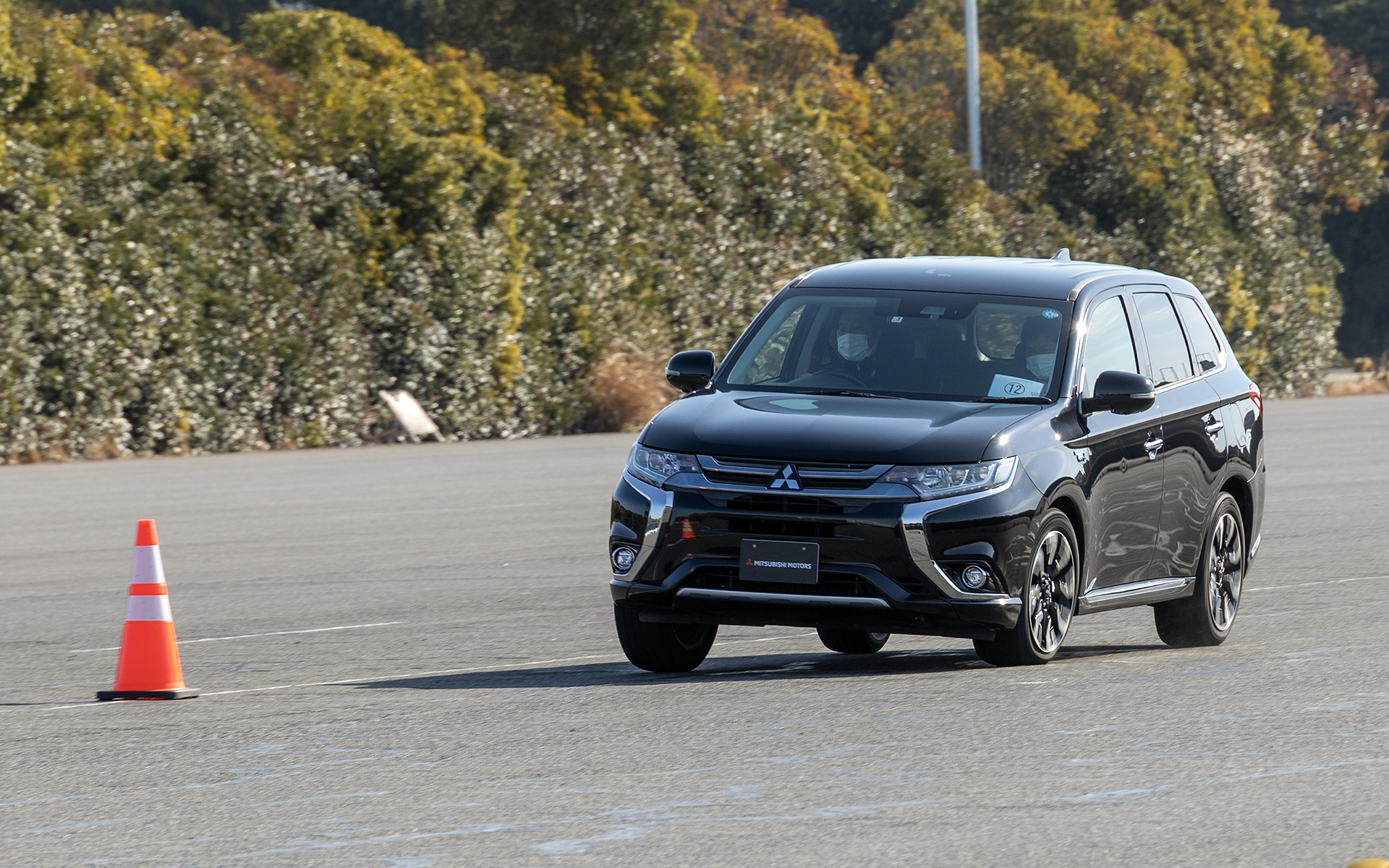 2.4リッター仕様の先代モデルも加速力は十分。スラロームでの安定感も高い