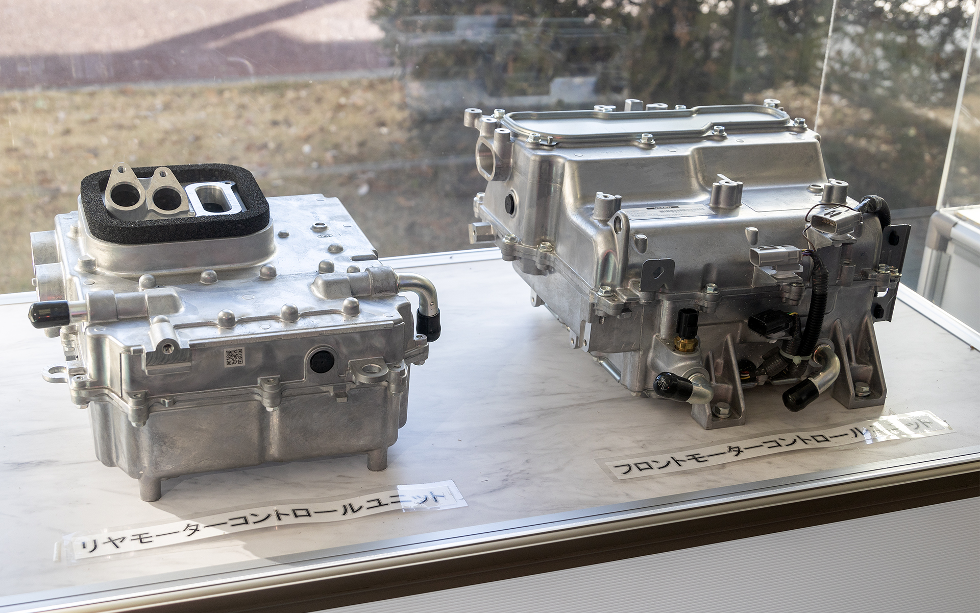 同じく会場に展示してあったPHEVのシステムパーツ群。前後モーターのコントロールユニット