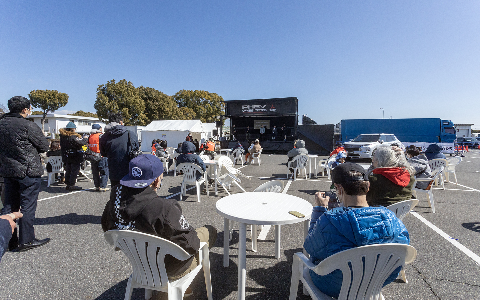 メイン会場にあるステージ。開会式や開発者によるトークライブが行なわれた