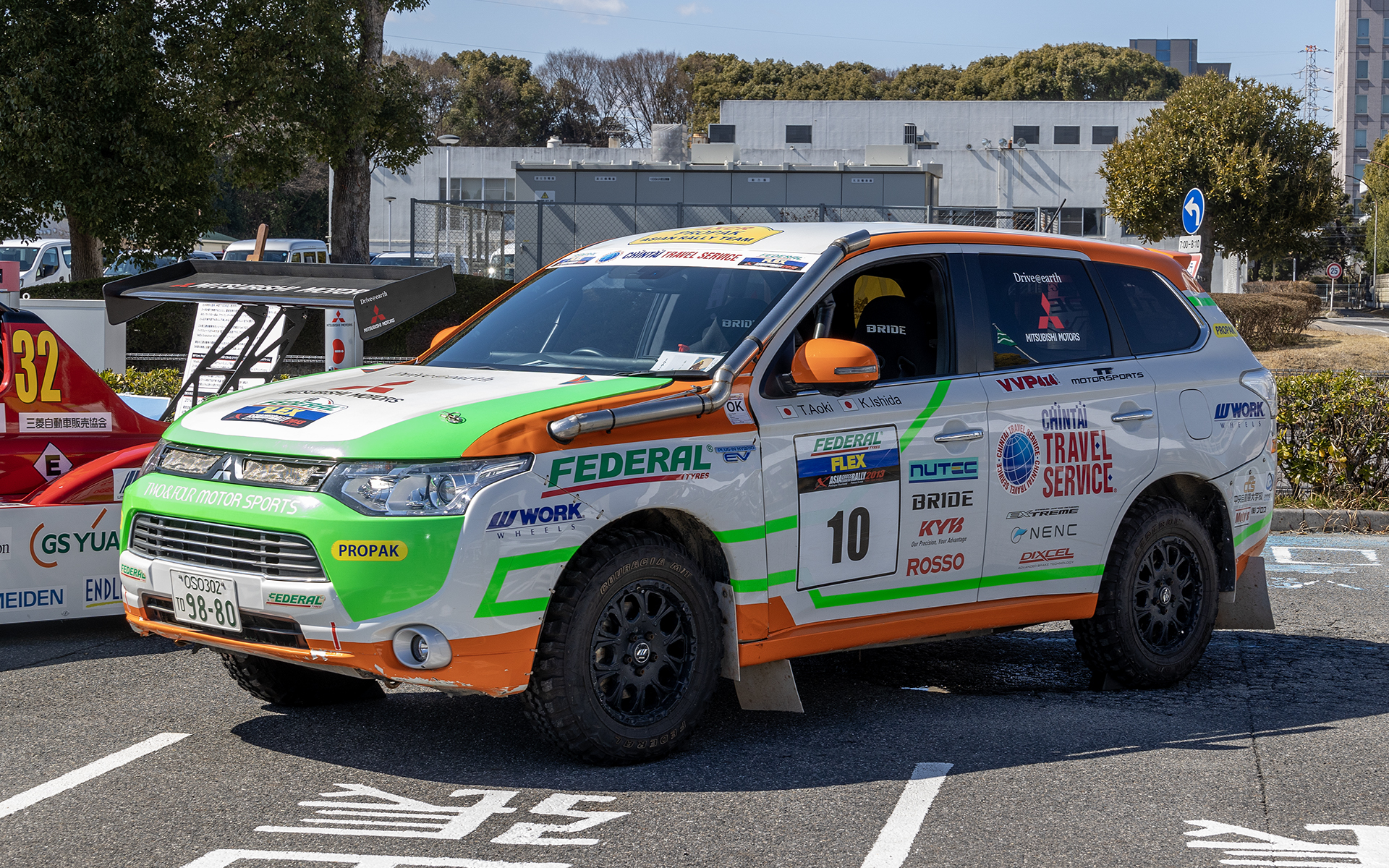 PHEV技術に関連する車両展示。こちらは2013年のアジアクロスカントリーラリー（AXCR）参戦車。PHEVやS-AWCにもトラブルがなく完走