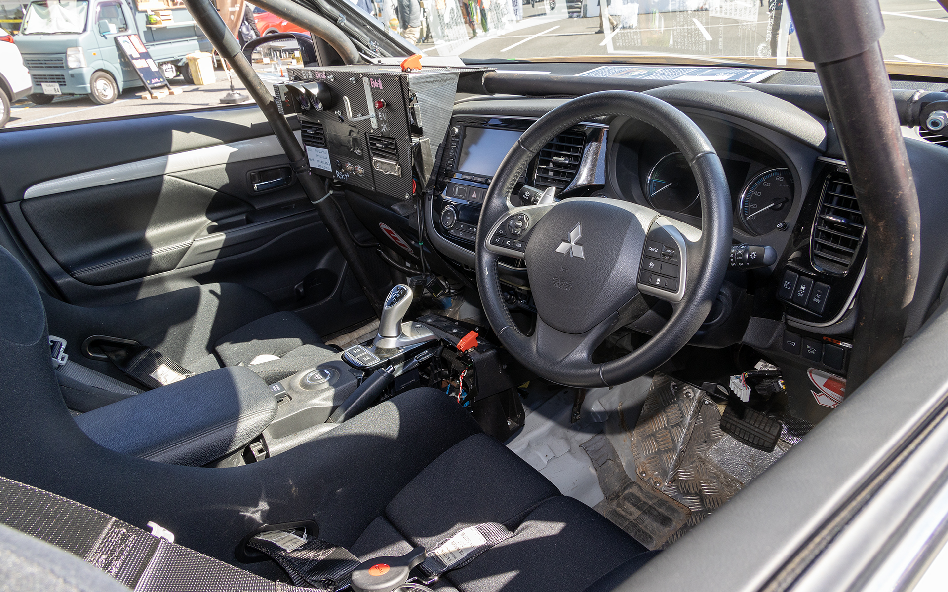 2013年当時はまだPHEV車が少なかったことから、PHEVで参戦したのはアウトランダーPHEVのみだった。スタートセレモニーでは無音のEV走行でギャラリーを感心させたという