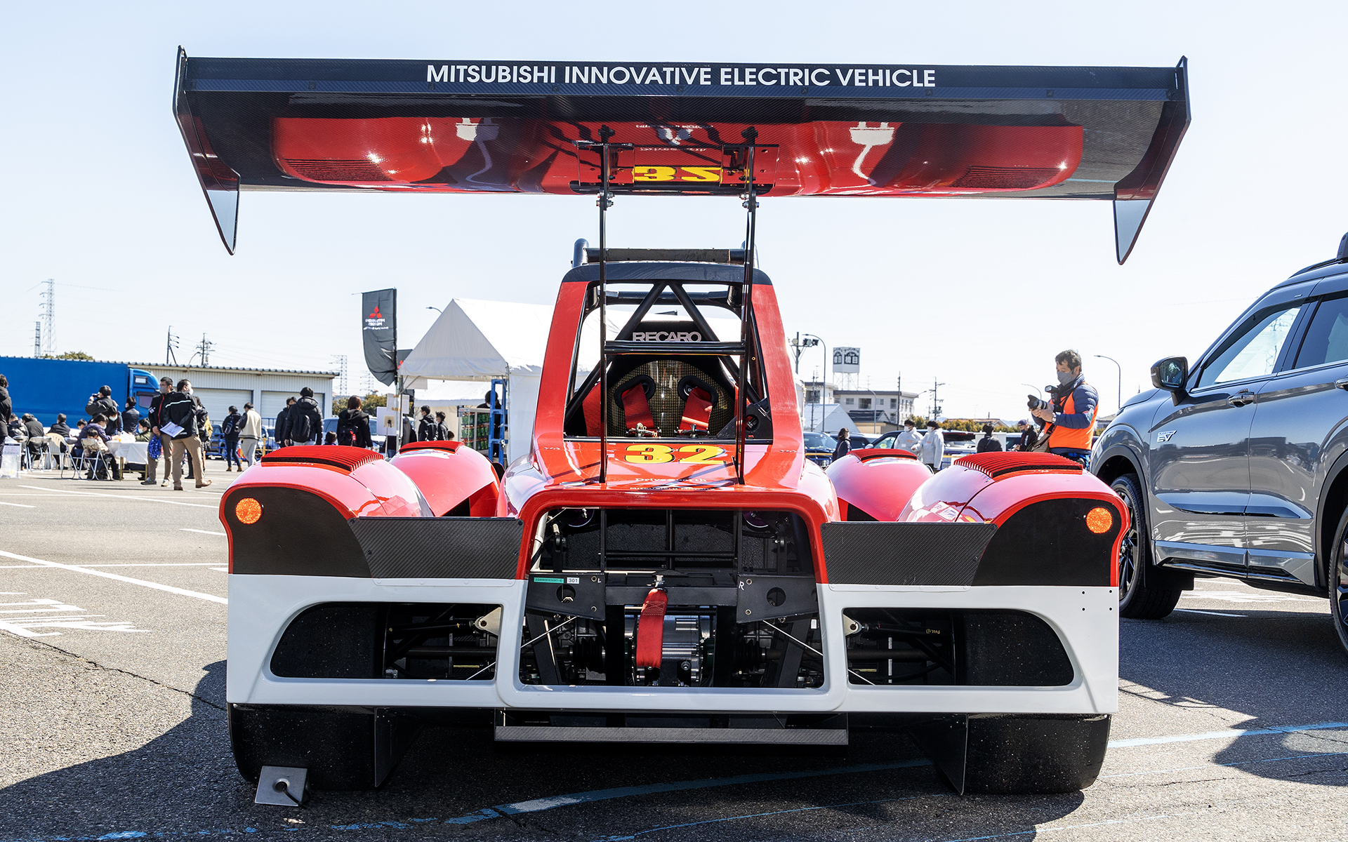 リアウイングも大型化され、高さも上がった